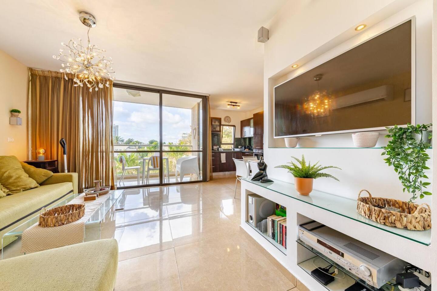 Herzliya Pituach Apartment with Pool, by the Beach, photo 5
