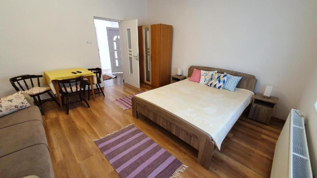 JJJunior Apartman - Gyula view 2