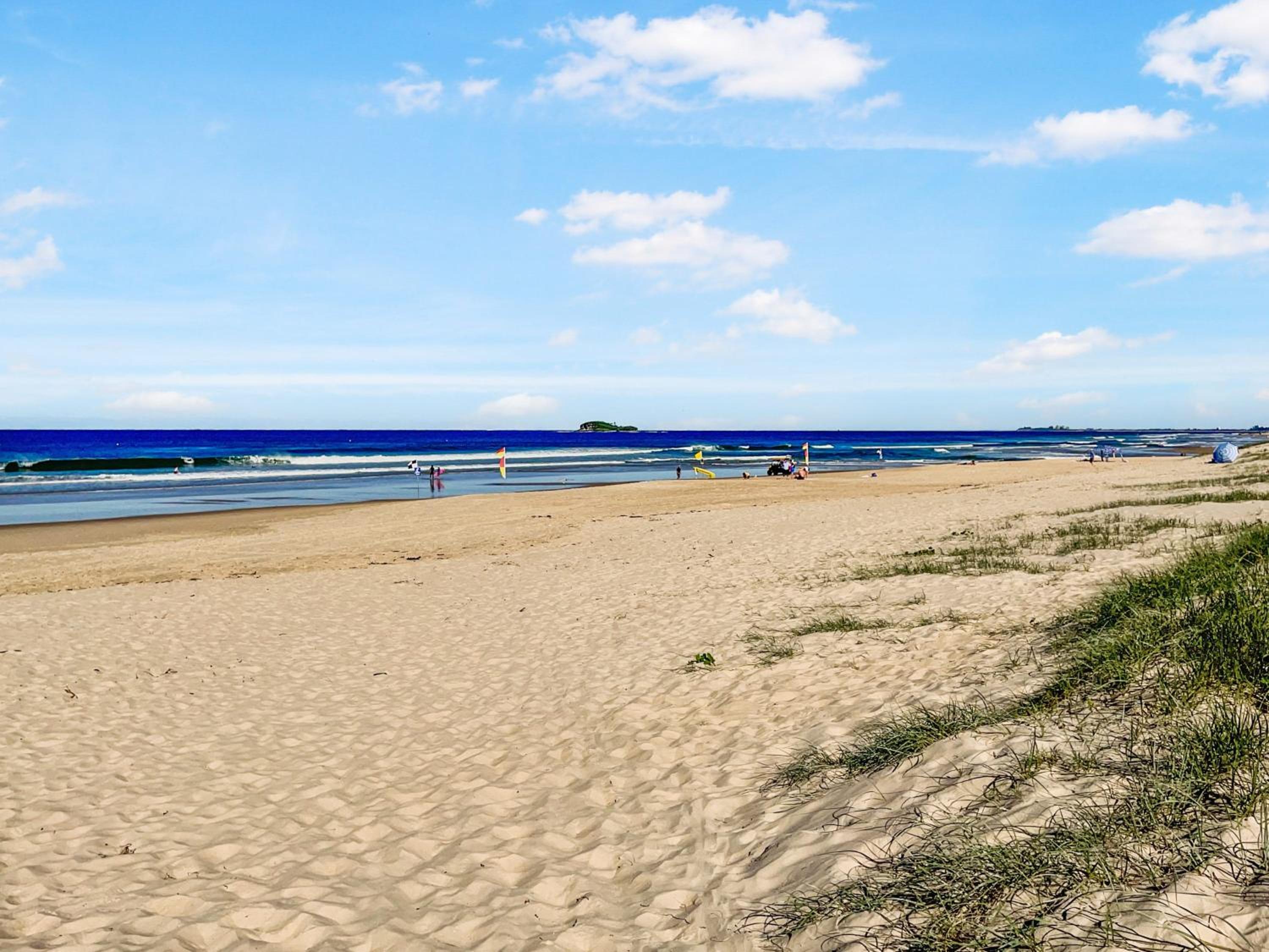 Absolute Beachfront Marcoola - Private Pool - Private Spa Bath - Games