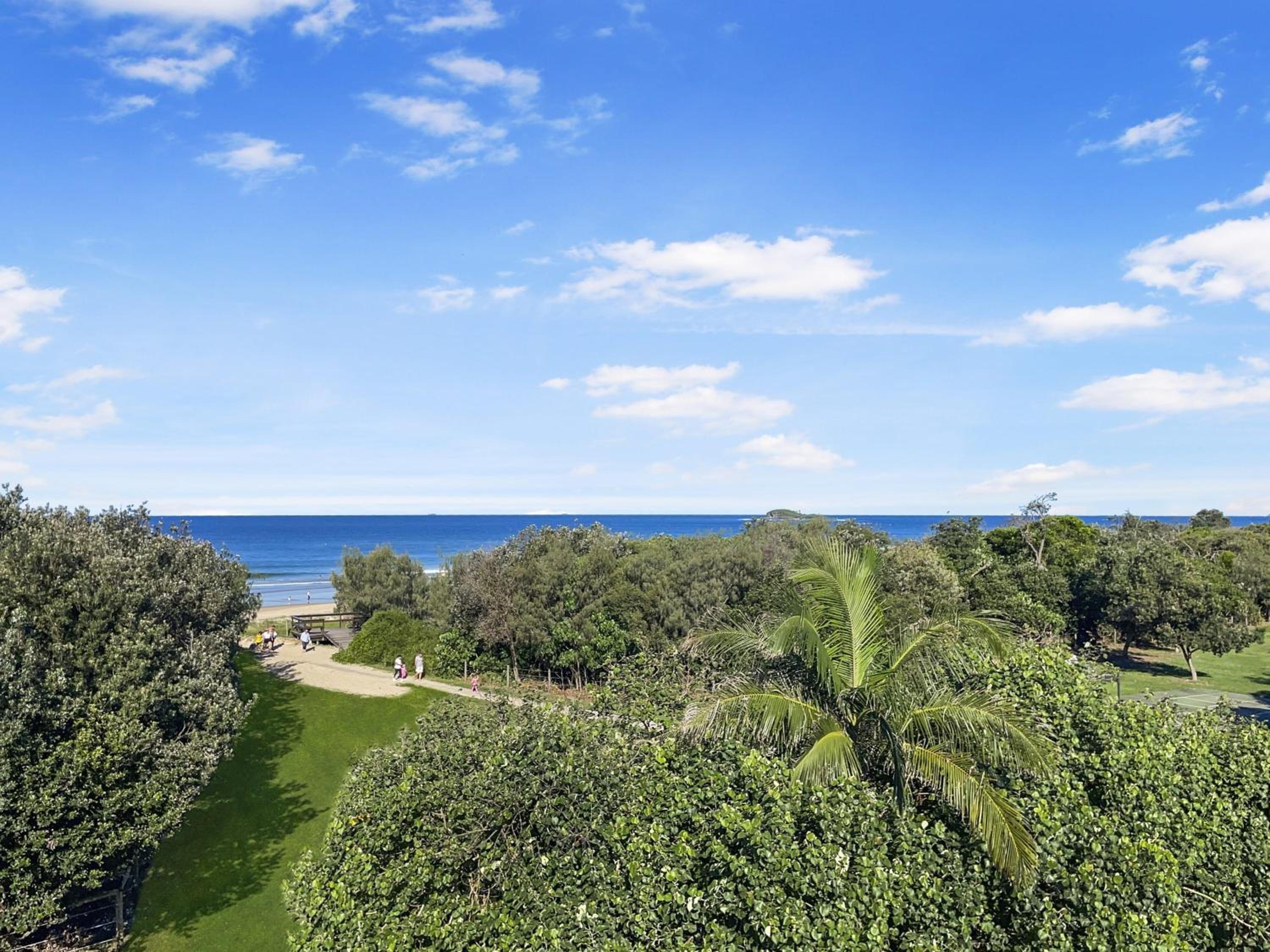 Absolute Beachfront Marcoola - Private Pool - Private Spa Bath - Games