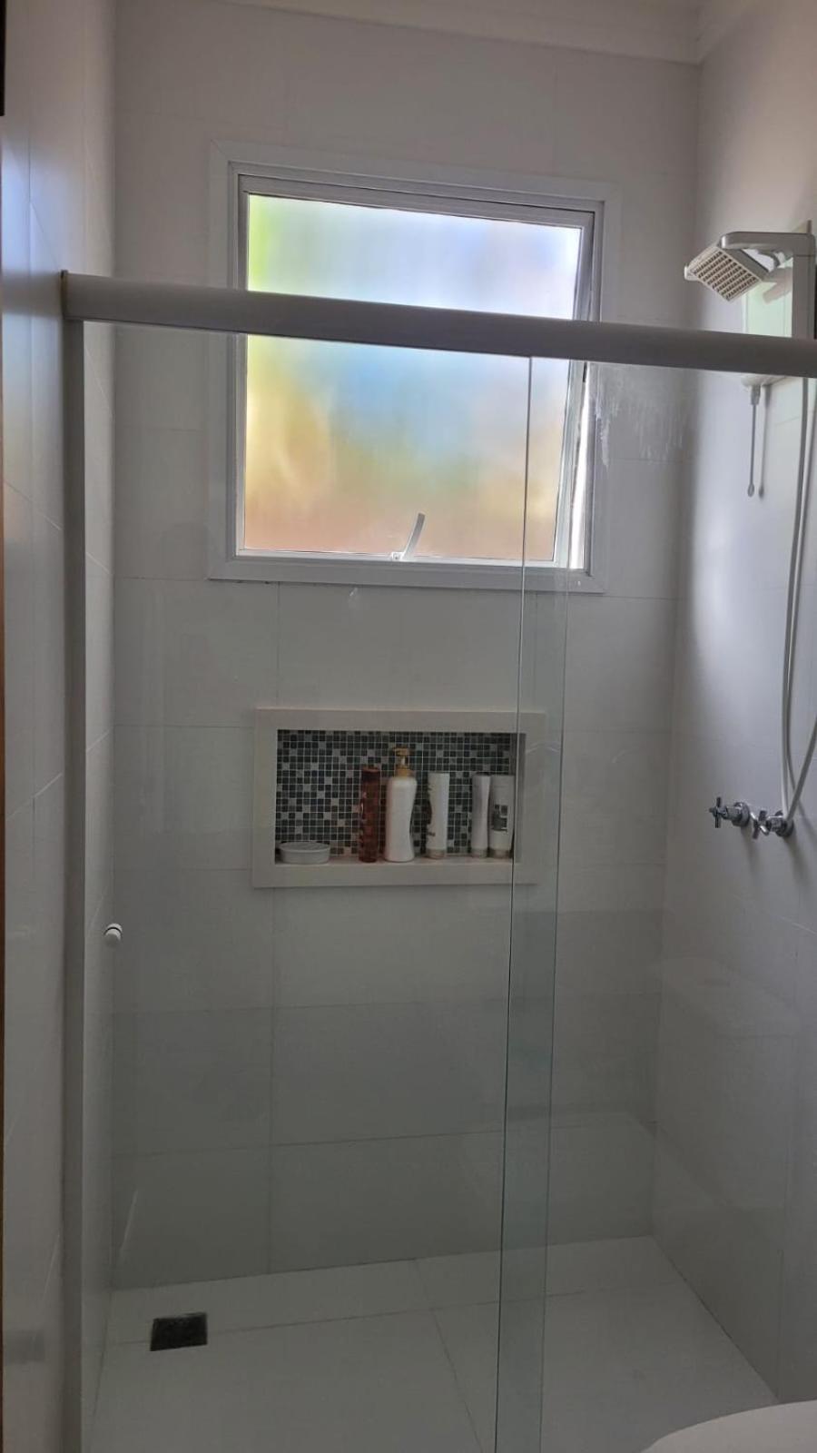 Casa com piscina em condomínio de frente à praia