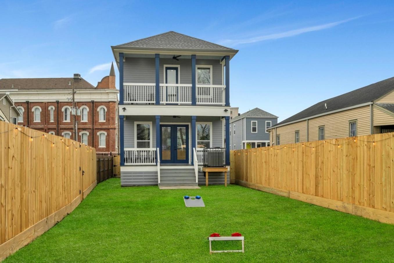 Modern home w 3 king beds, fire pit & parking view 3