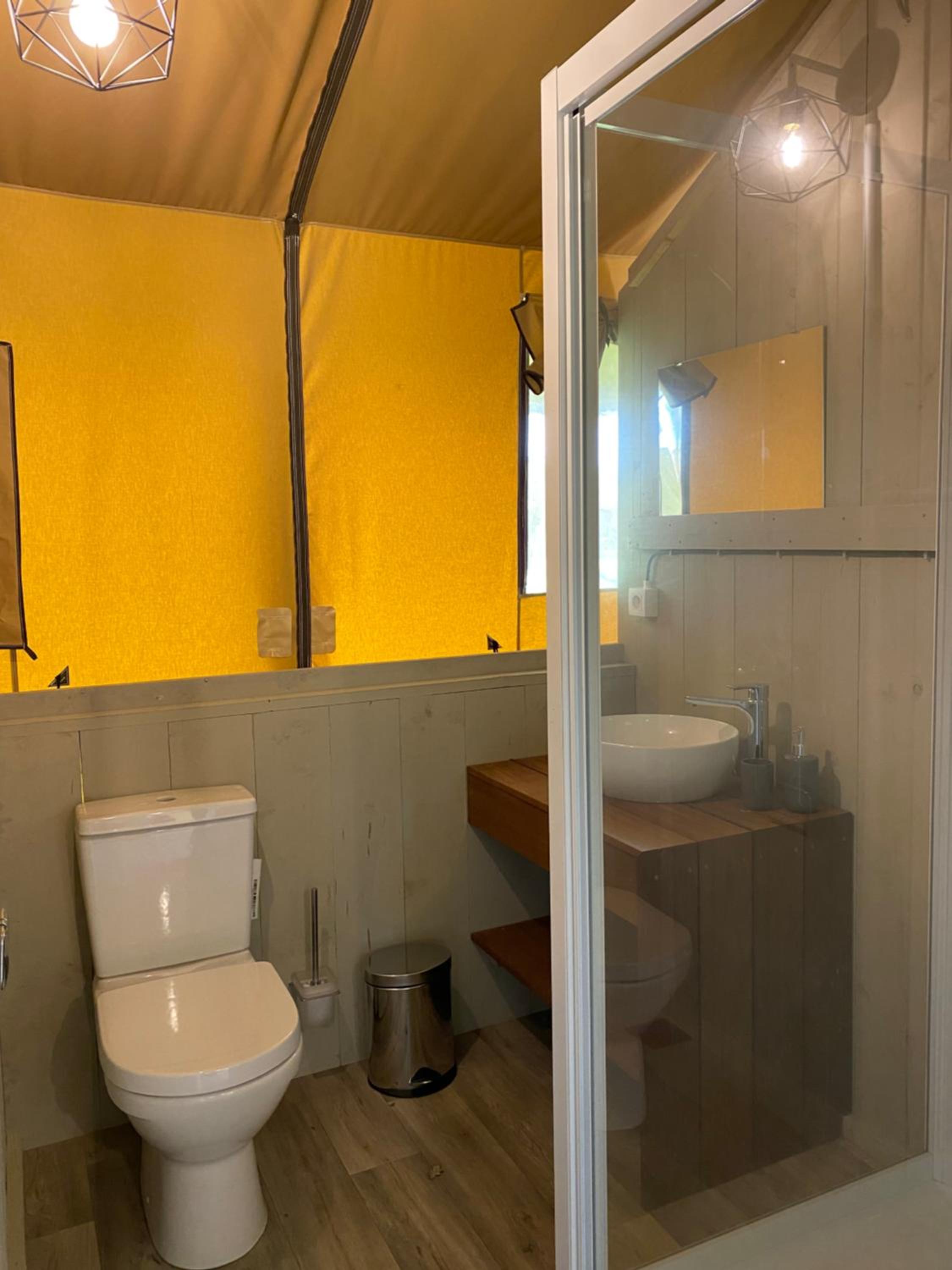 Glamping tent in oase van groen