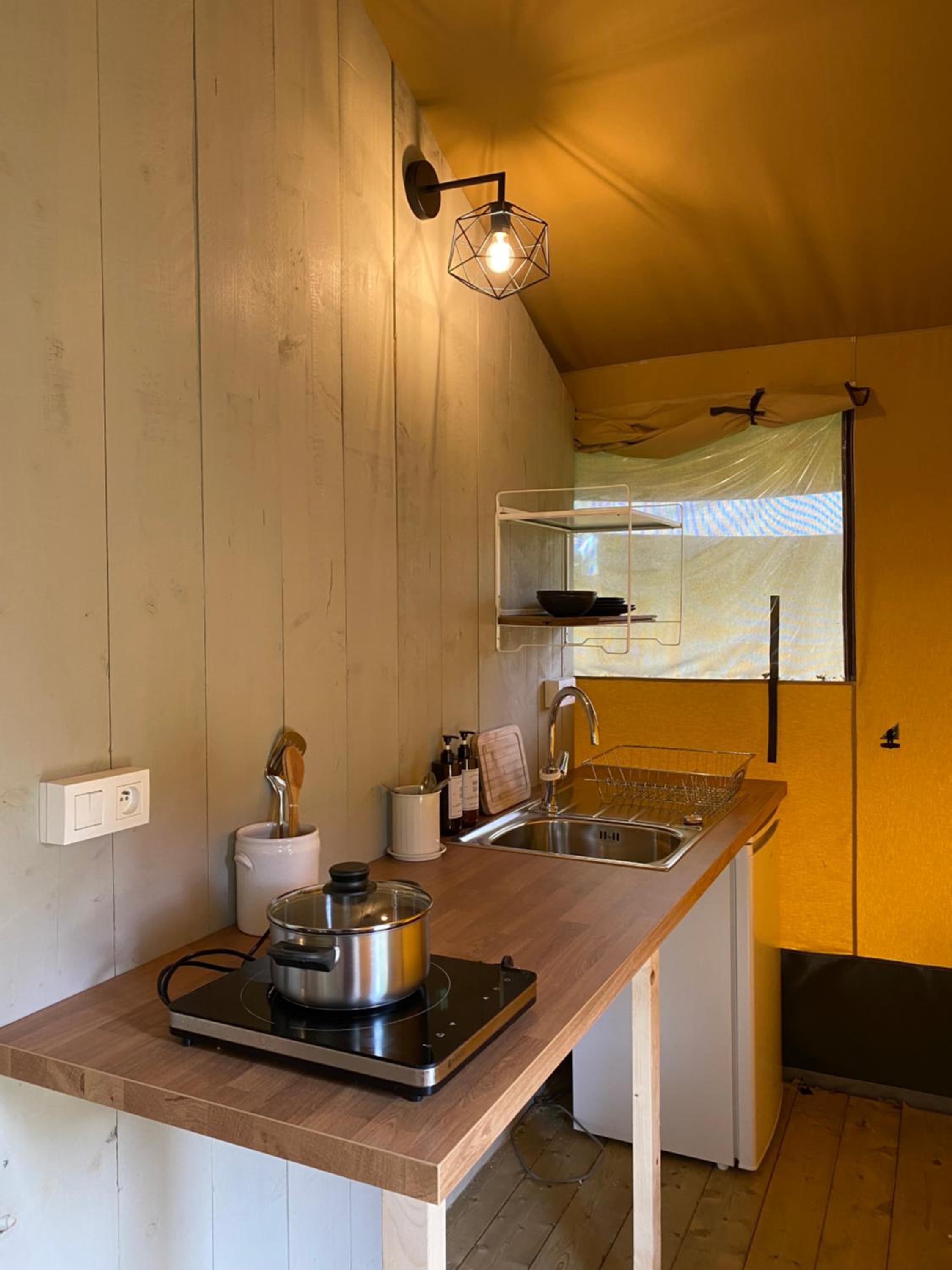 Glamping tent in oase van groen