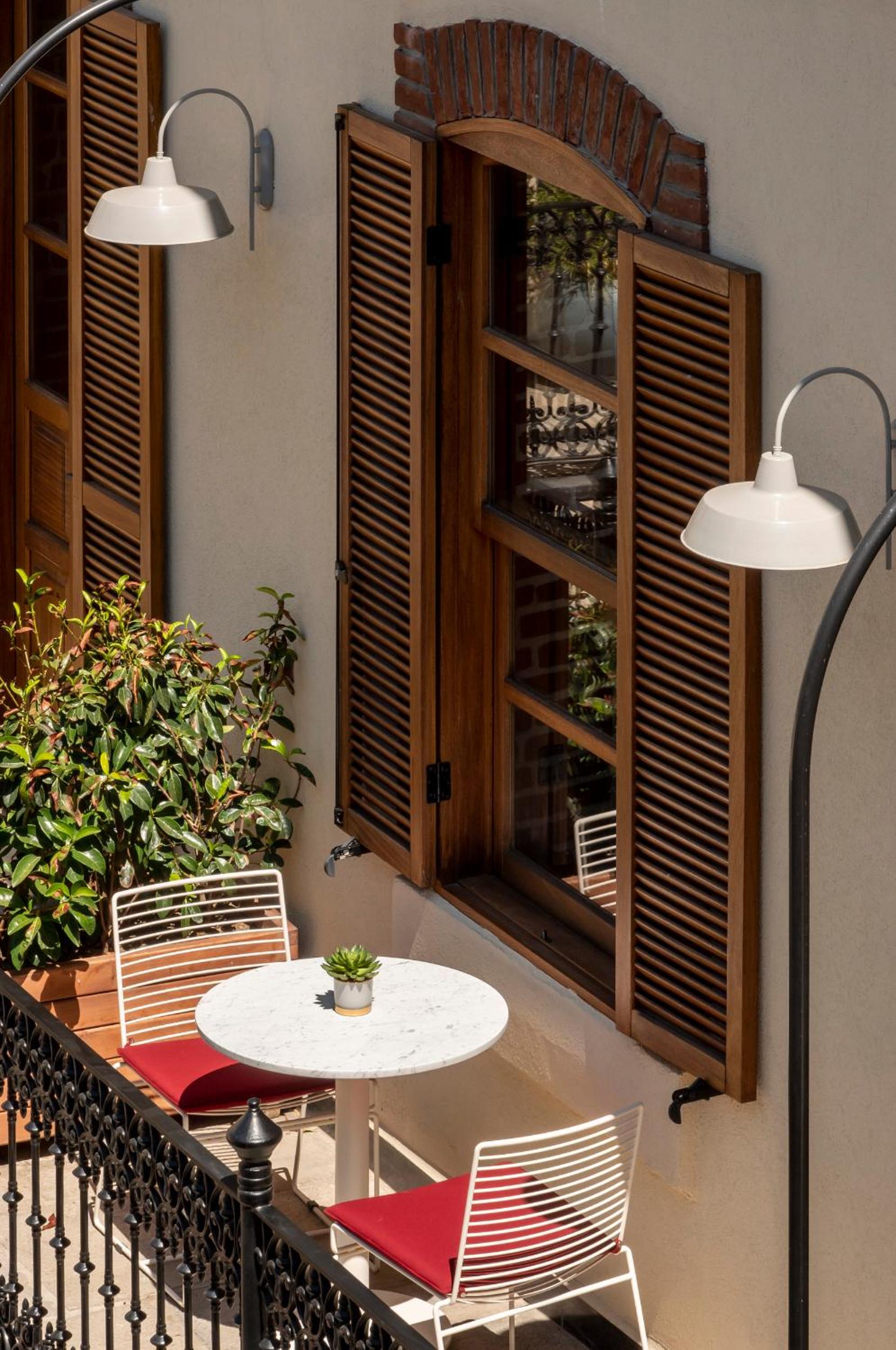 Ecole St. Pierre Otel - Image 5