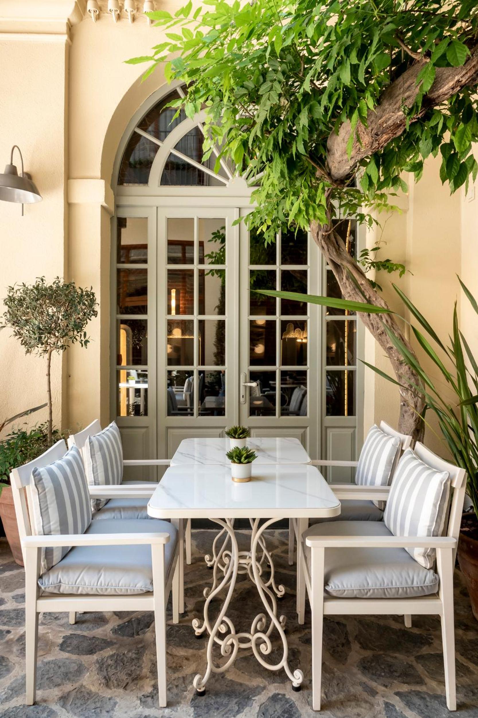 Ecole St. Pierre Otel - Image 6