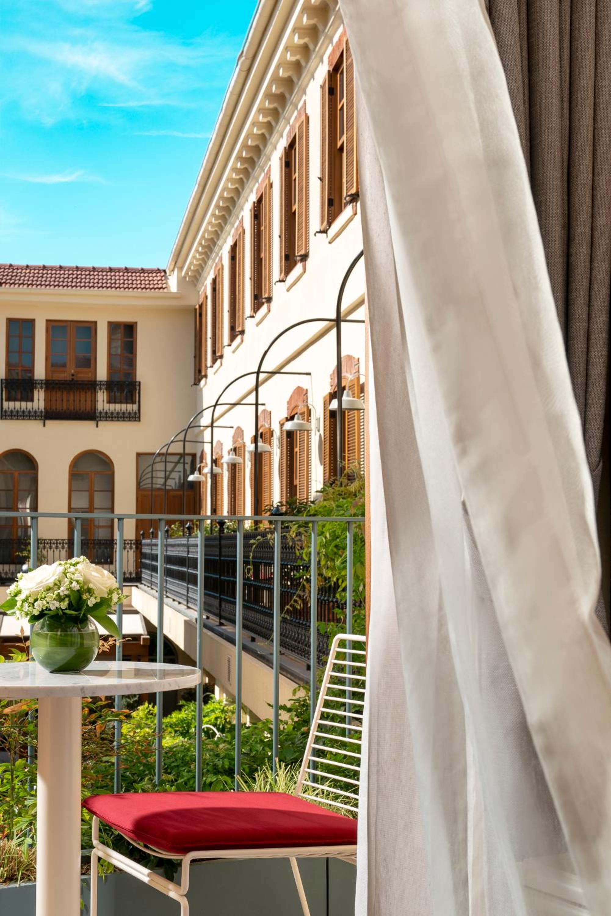 Ecole St. Pierre Otel - Image 10