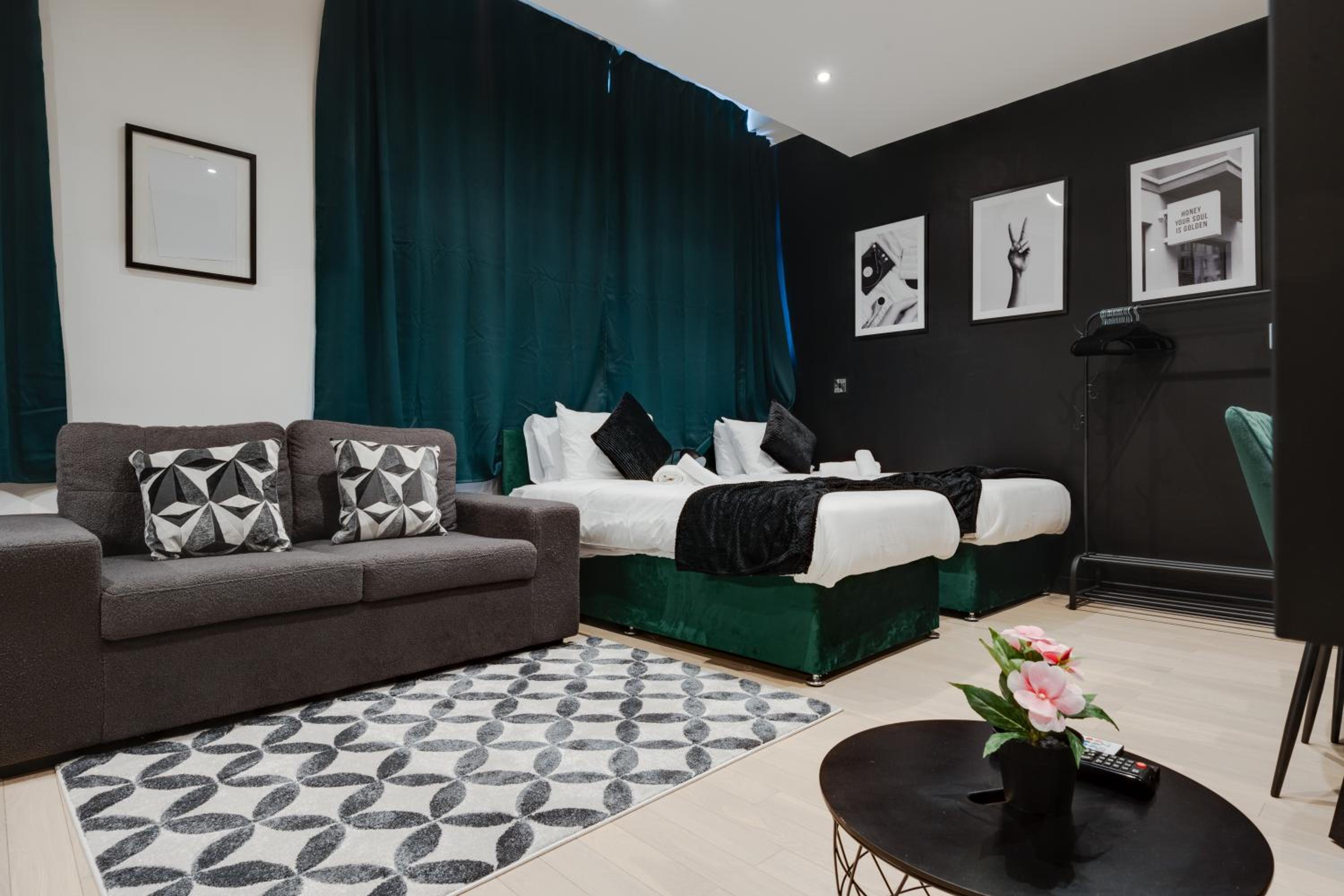 Orange Rentals-Victoria Street Studio, Sleeps 4 view 5
