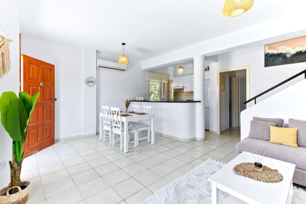 Charming 3-Bedroom Maisonette with Pool Access at Regina Gardens, 700 m Venus Beach