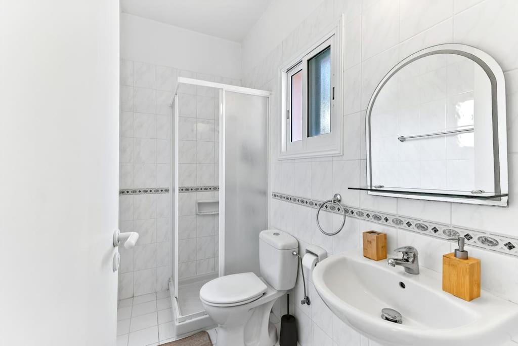Charming 3-Bedroom Maisonette with Pool Access at Regina Gardens, 700 m Venus Beach