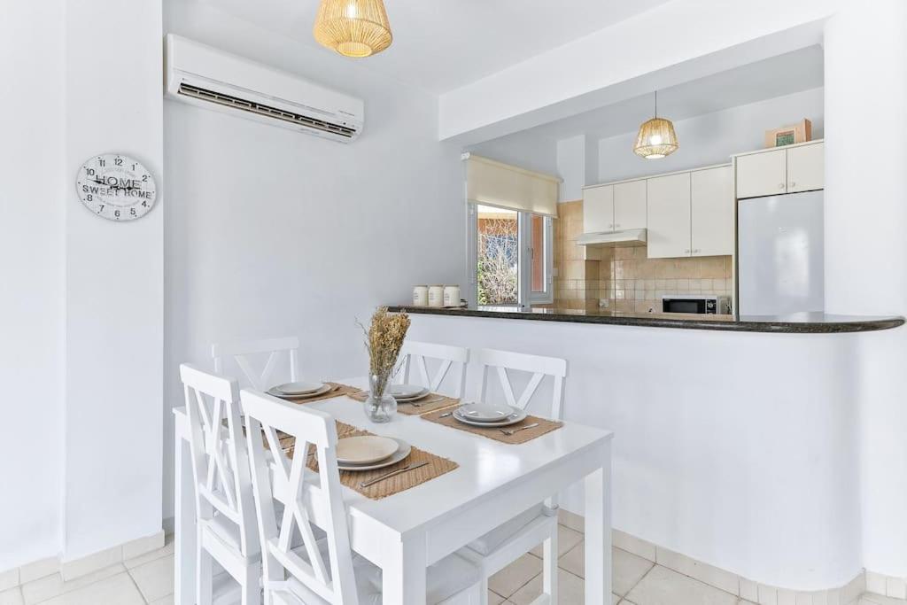 Charming 3-Bedroom Maisonette with Pool Access at Regina Gardens, 700 m Venus Beach