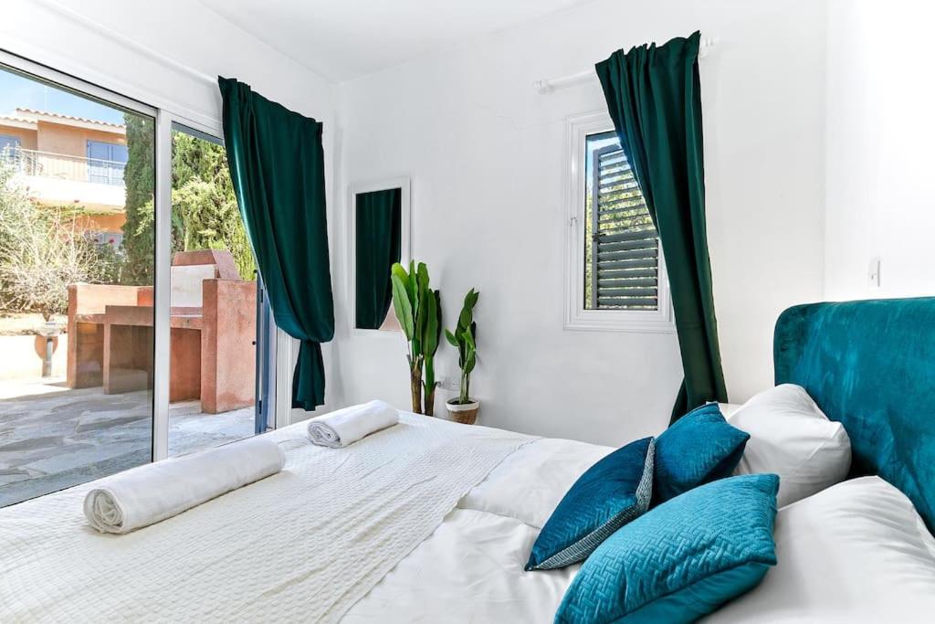 Charming 3-Bedroom Maisonette with Pool Access at Regina Gardens, 700 m Venus Beach