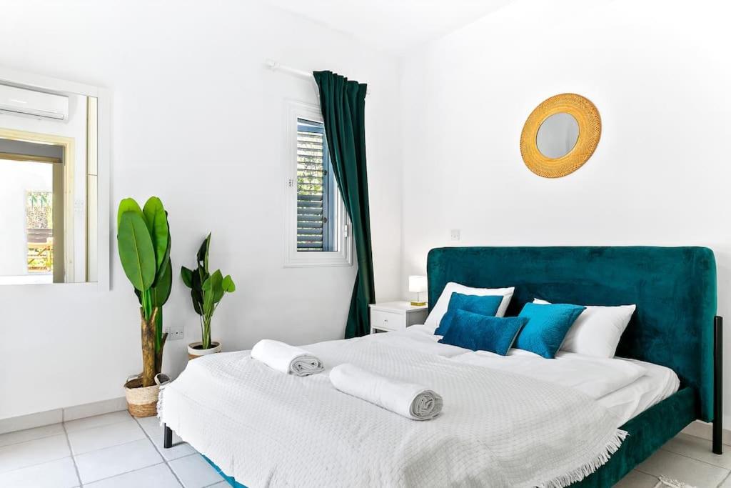 Charming 3-Bedroom Maisonette with Pool Access at Regina Gardens, 700 m Venus Beach