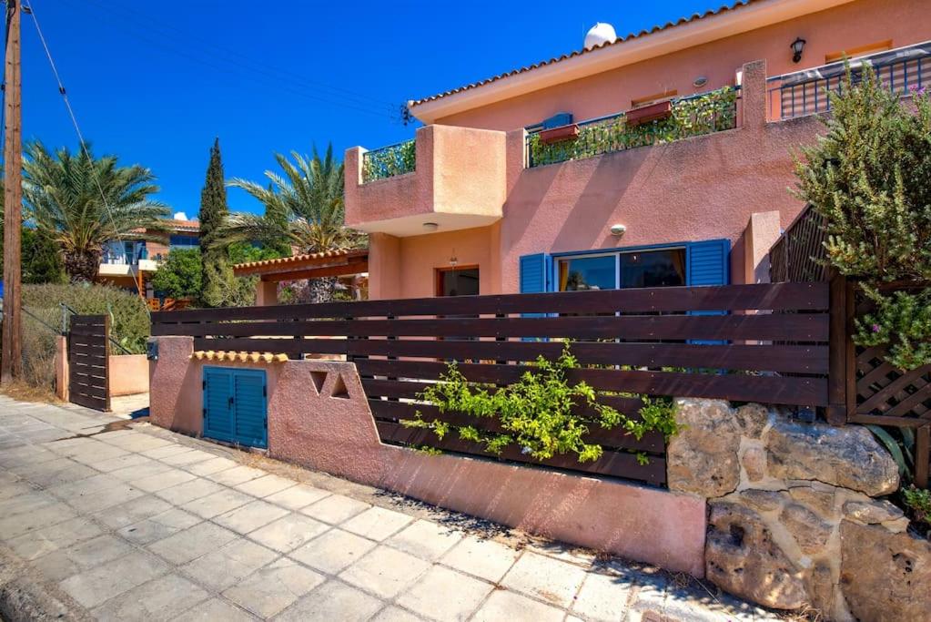 Charming 3-Bedroom Maisonette with Pool Access at Regina Gardens, 700 m Venus Beach