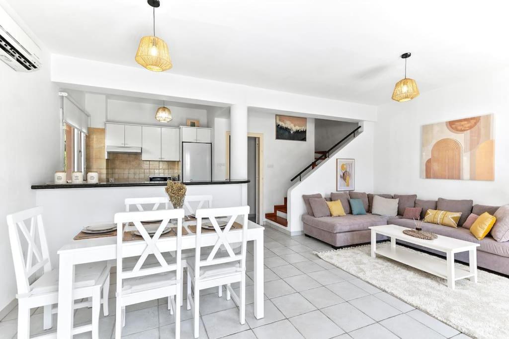 Charming 3-Bedroom Maisonette with Pool Access at Regina Gardens, 700 m Venus Beach