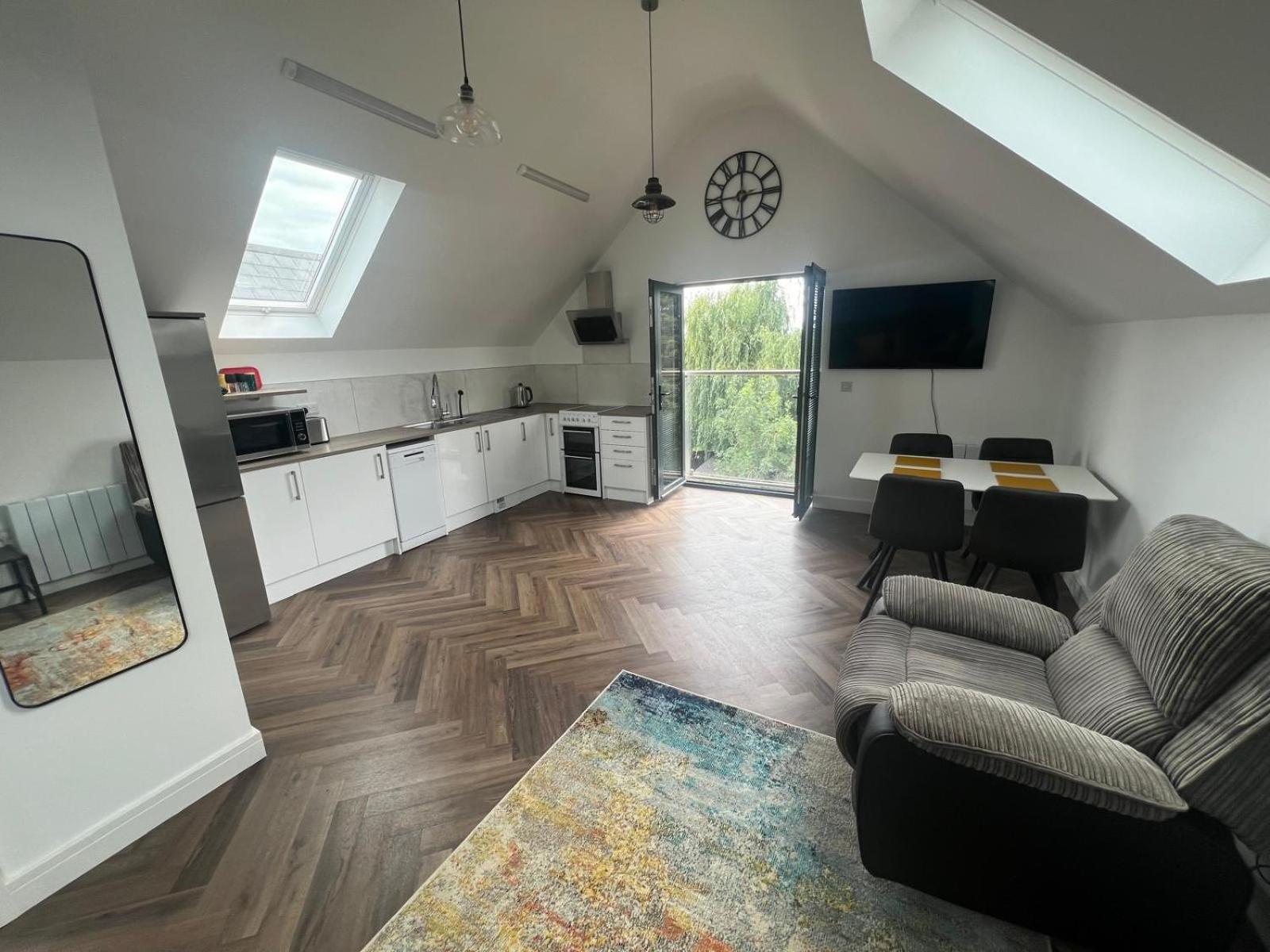 White House apartment, Staines upon Thames view 4