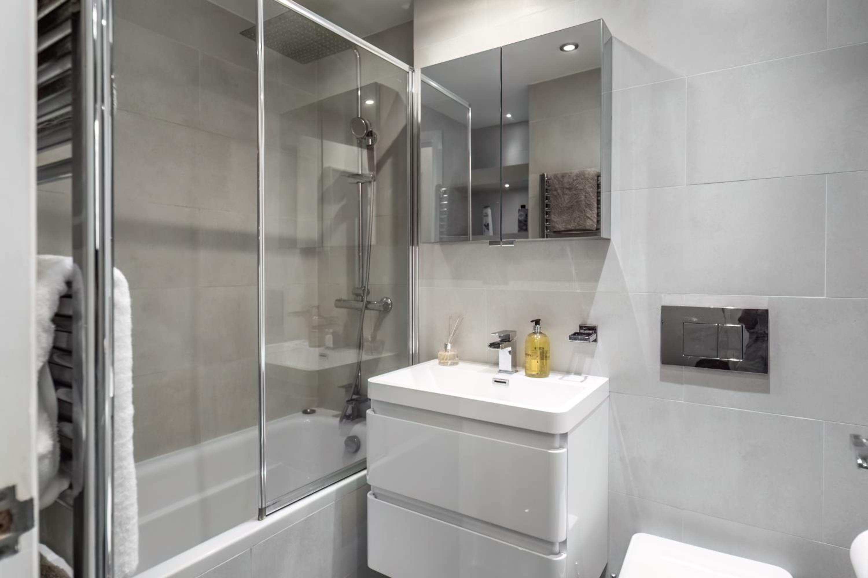Charming 1BR Apartment By LiveStay Short Lets & Serviced Accommodation London Near Kings Cross & Farrington