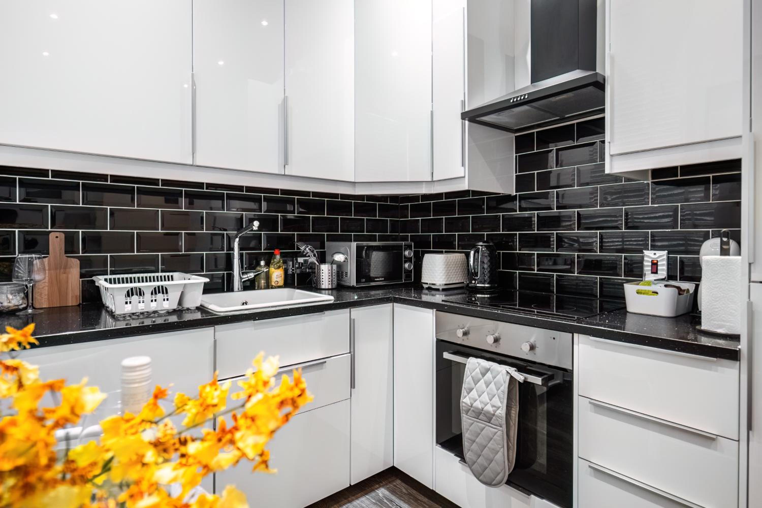 Charming 1BR Apartment By LiveStay Short Lets & Serviced Accommodation London Near Kings Cross & Farrington
