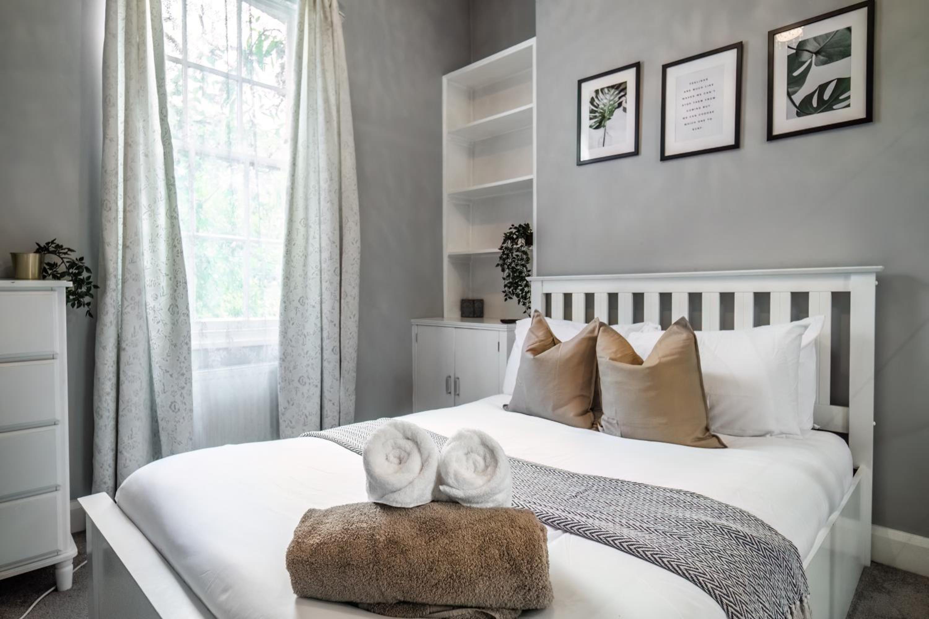 Charming 1BR Apartment By LiveStay Short Lets & Serviced Accommodation London Near Kings Cross & Farrington