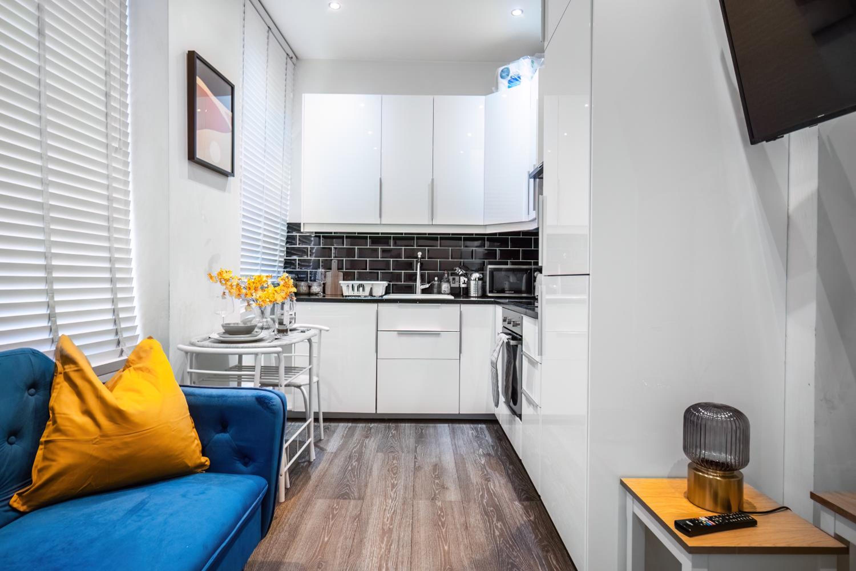 Charming 1BR Apartment By LiveStay Short Lets & Serviced Accommodation London Near Kings Cross & Farrington