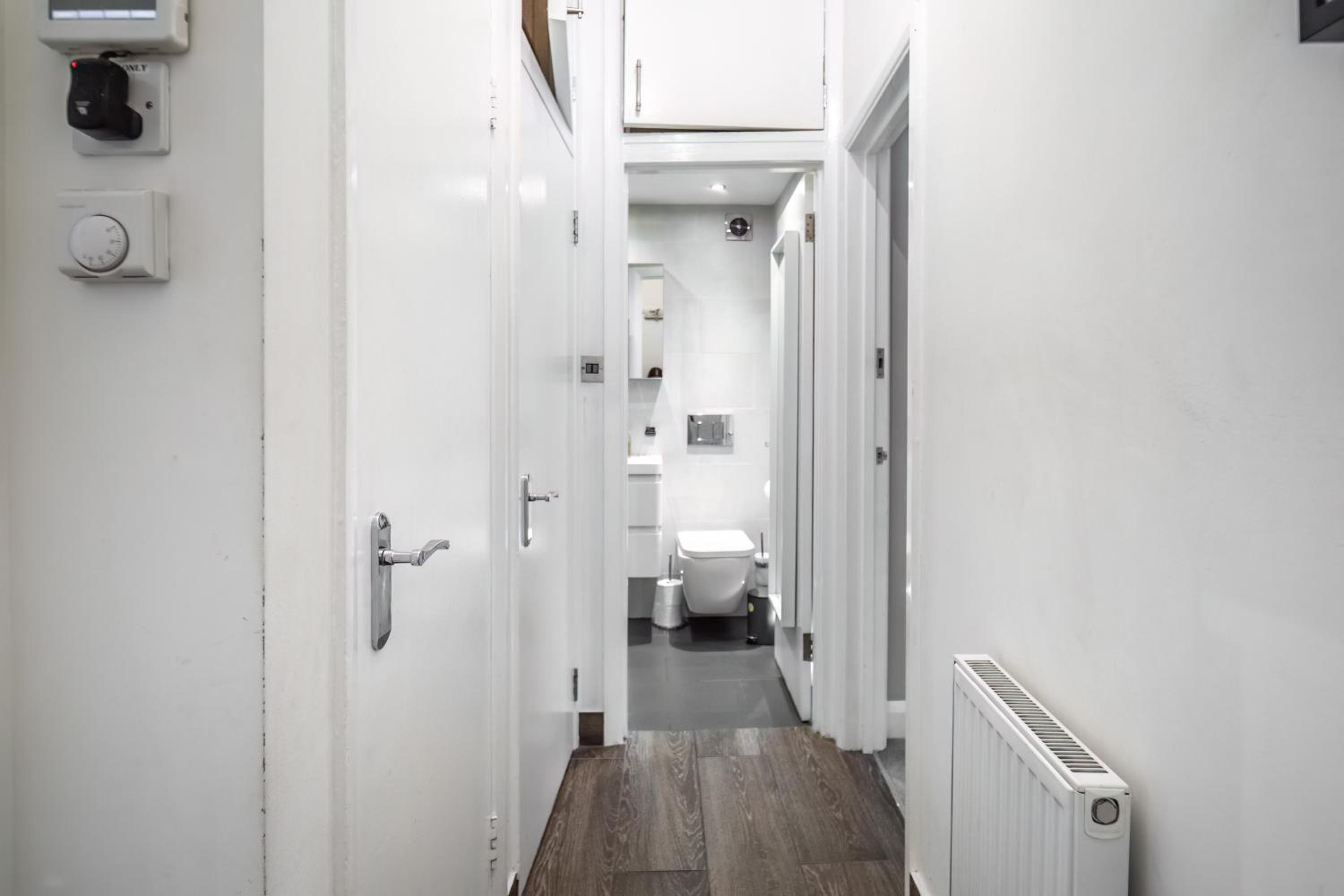 Charming 1BR Apartment By LiveStay Short Lets & Serviced Accommodation London Near Kings Cross & Farrington