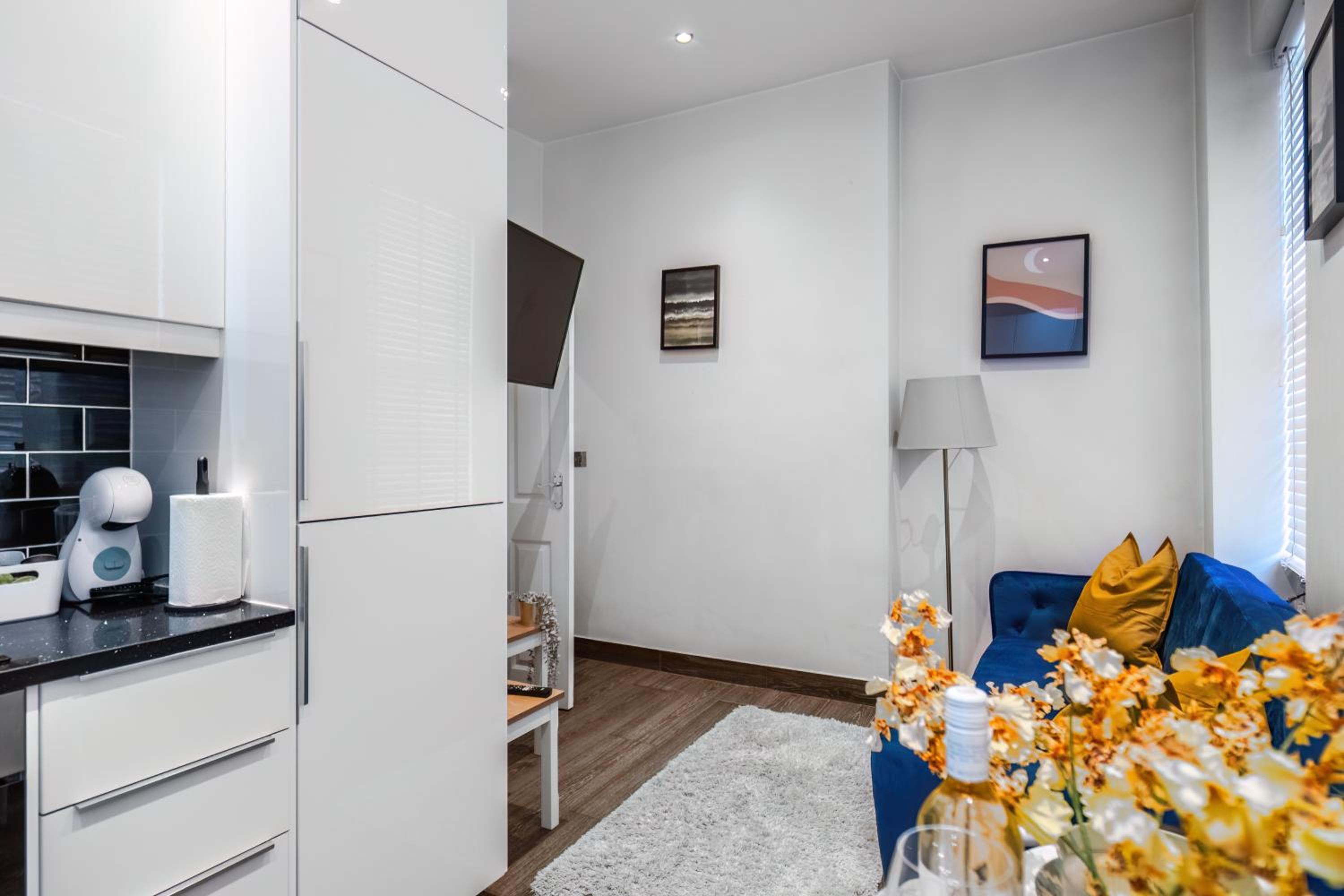 Charming 1BR Apartment By LiveStay Short Lets & Serviced Accommodation London Near Kings Cross & Farrington