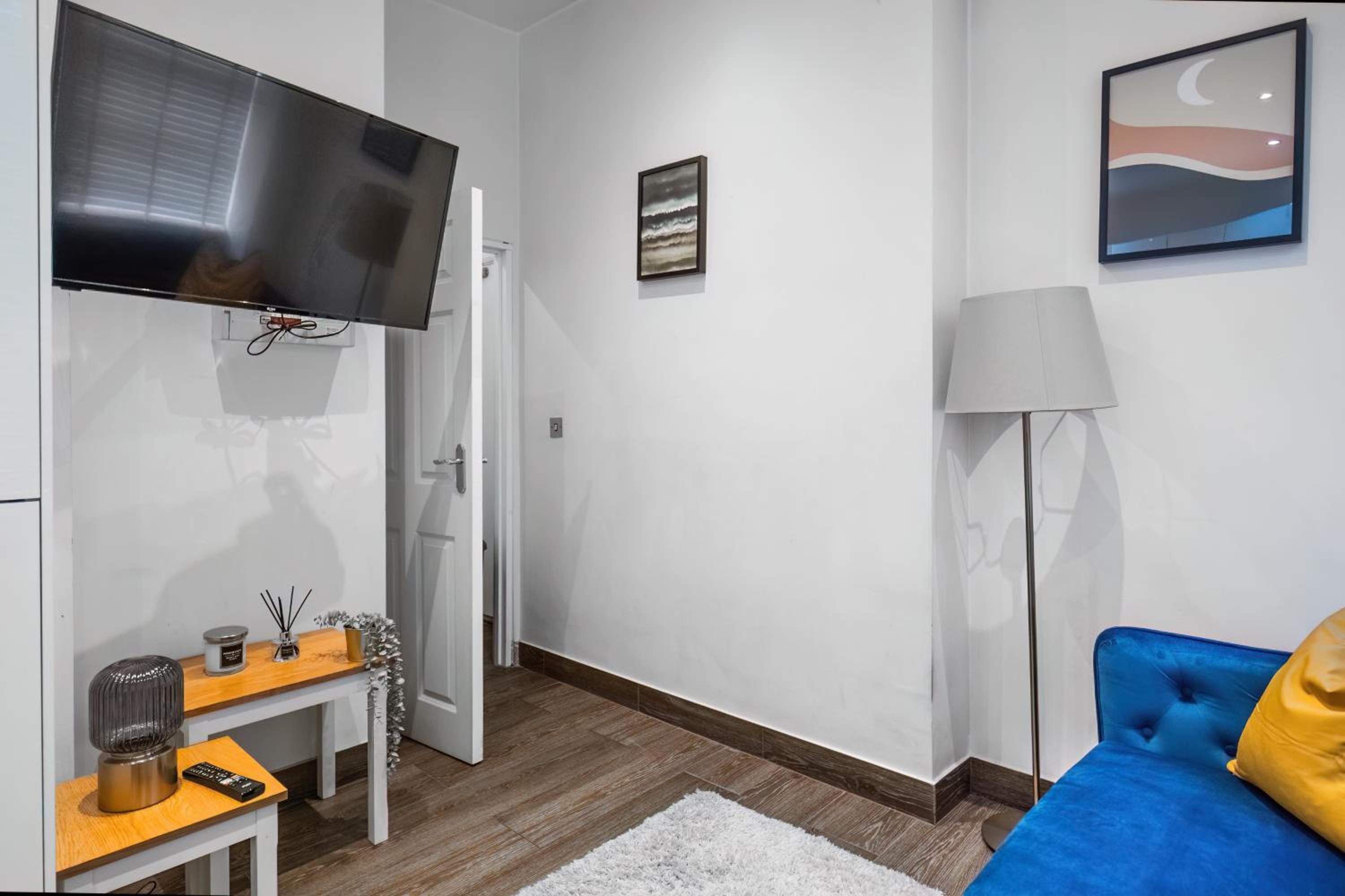 Charming 1BR Apartment By LiveStay Short Lets & Serviced Accommodation London Near Kings Cross & Farrington