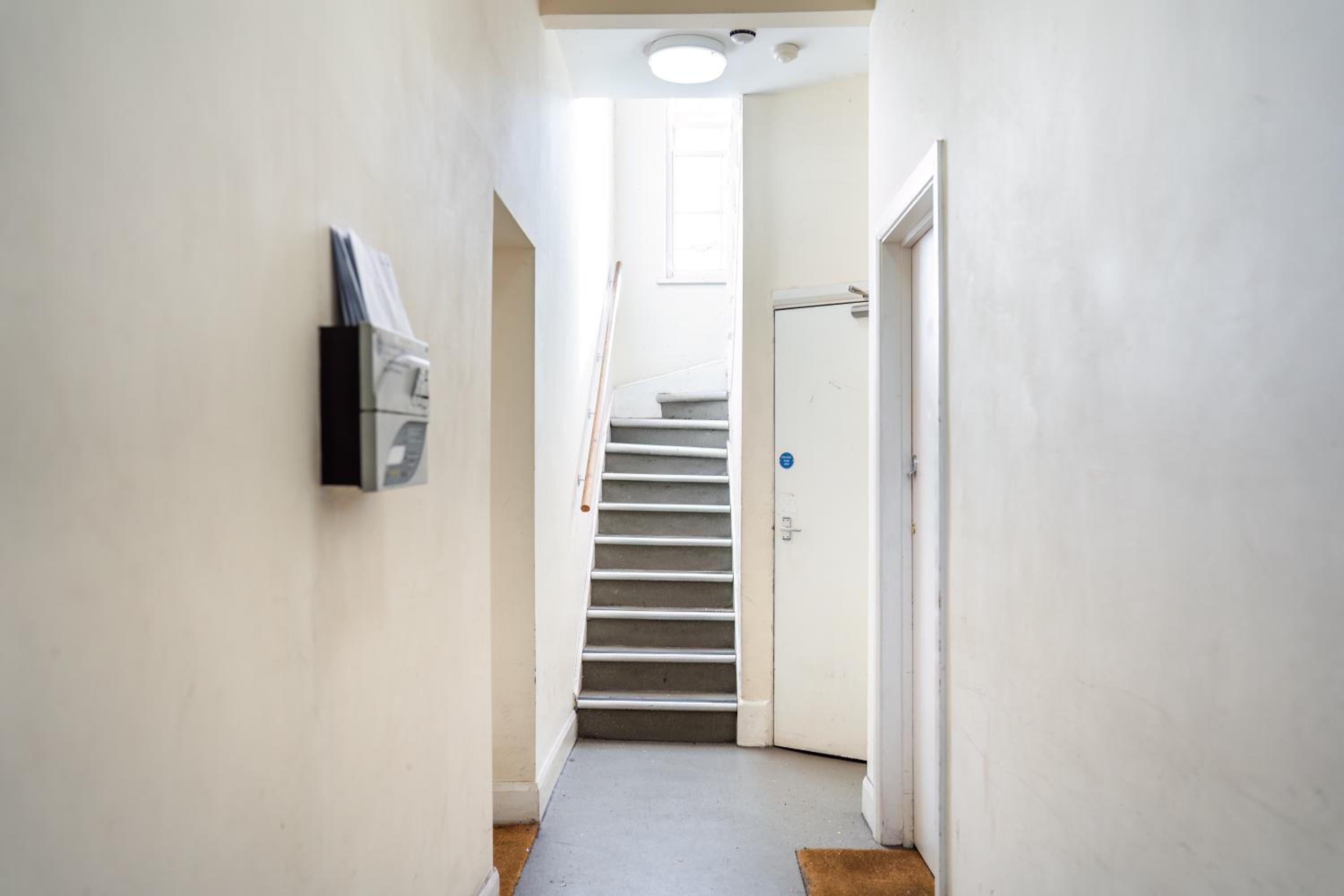 Charming 1BR Apartment By LiveStay Short Lets & Serviced Accommodation London Near Kings Cross & Farrington