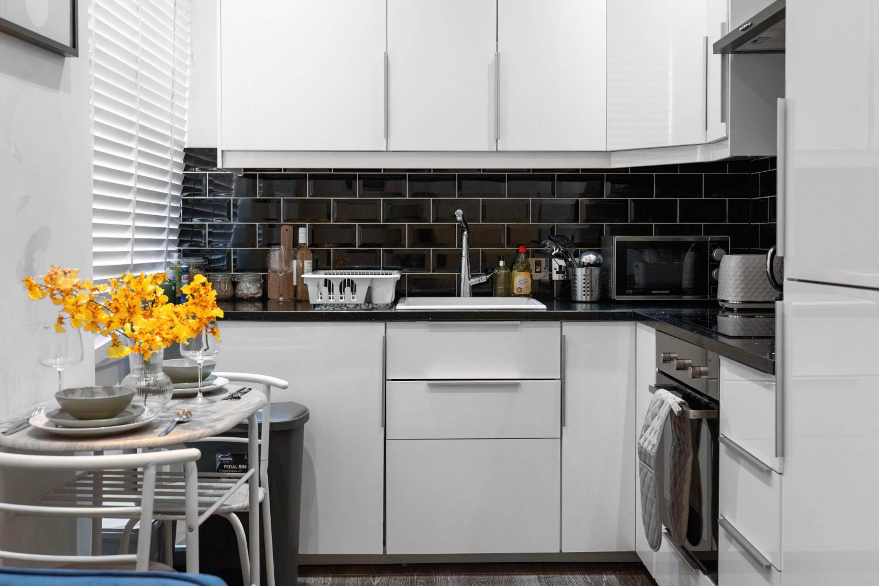 Charming 1BR Apartment By LiveStay Short Lets & Serviced Accommodation London Near Kings Cross & Farrington
