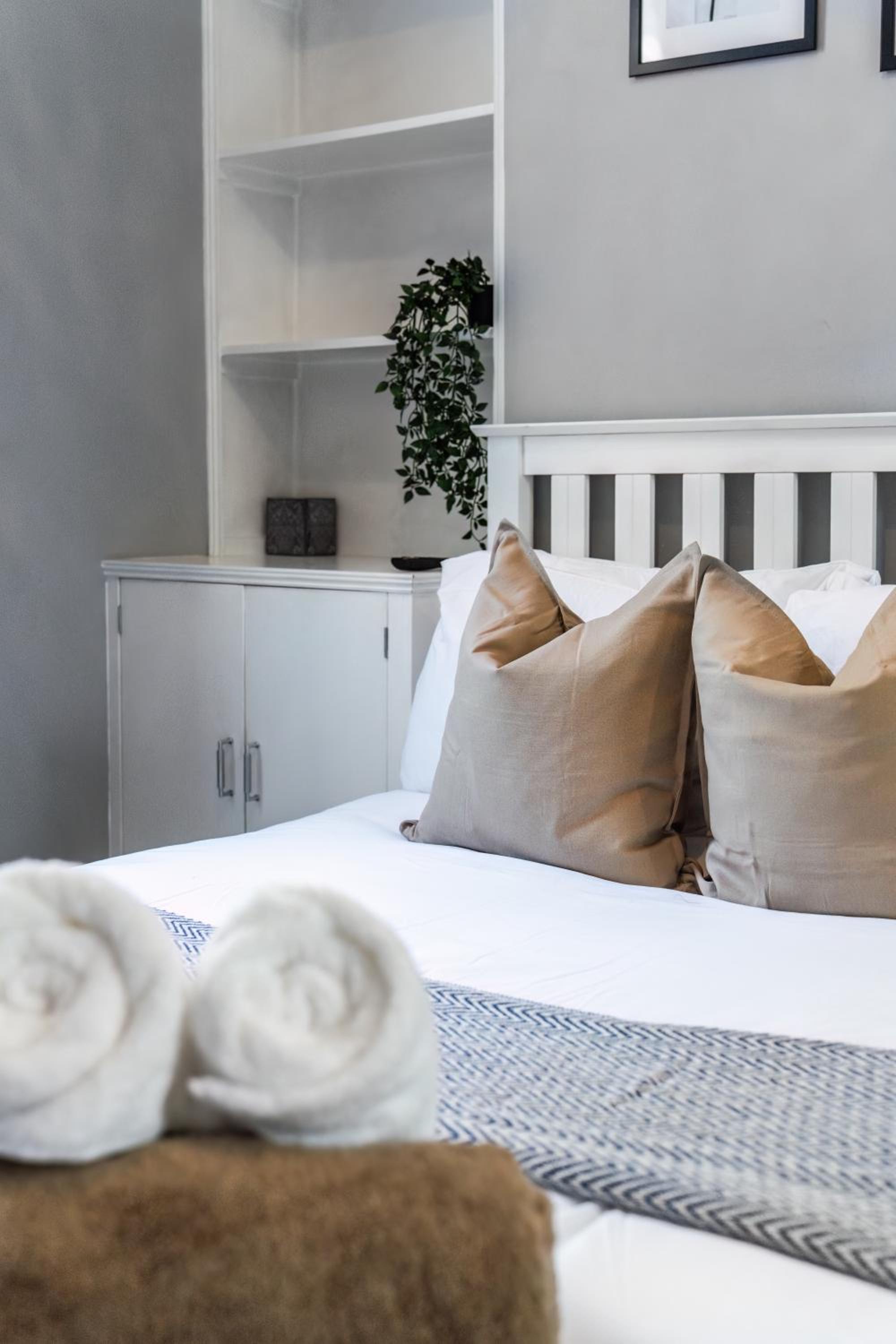 Charming 1BR Apartment By LiveStay Short Lets & Serviced Accommodation London Near Kings Cross & Farrington