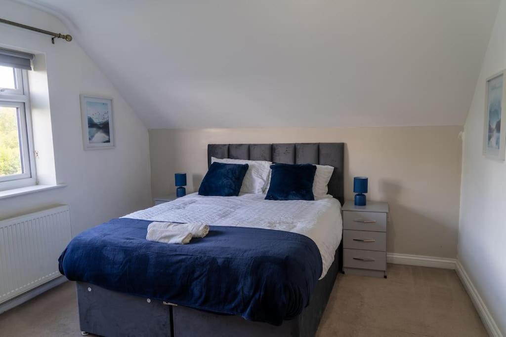 Spacious 15 Guest Home With 9 Beds in Shirley view 2