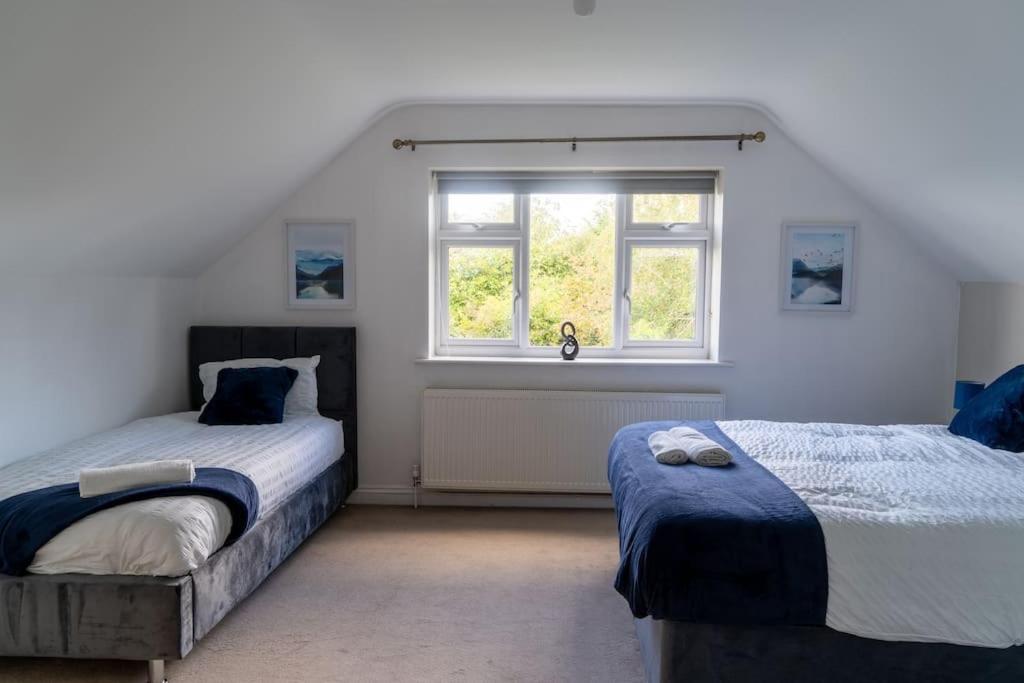 Spacious 15 Guest Home With 9 Beds in Shirley view 4