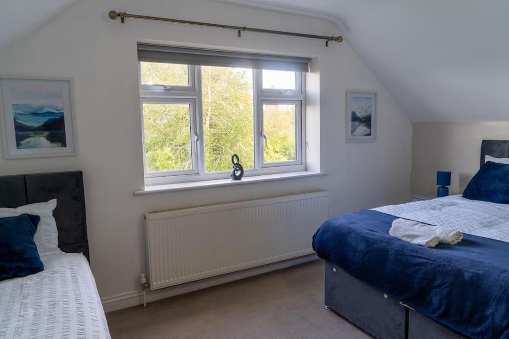 Spacious 15 Guest Home With 9 Beds in Shirley view 3