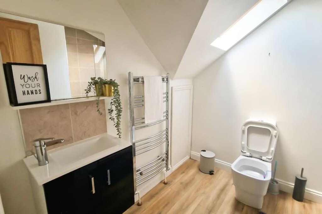 Spacious 15 Guest Home With 9 Beds in Shirley view 5