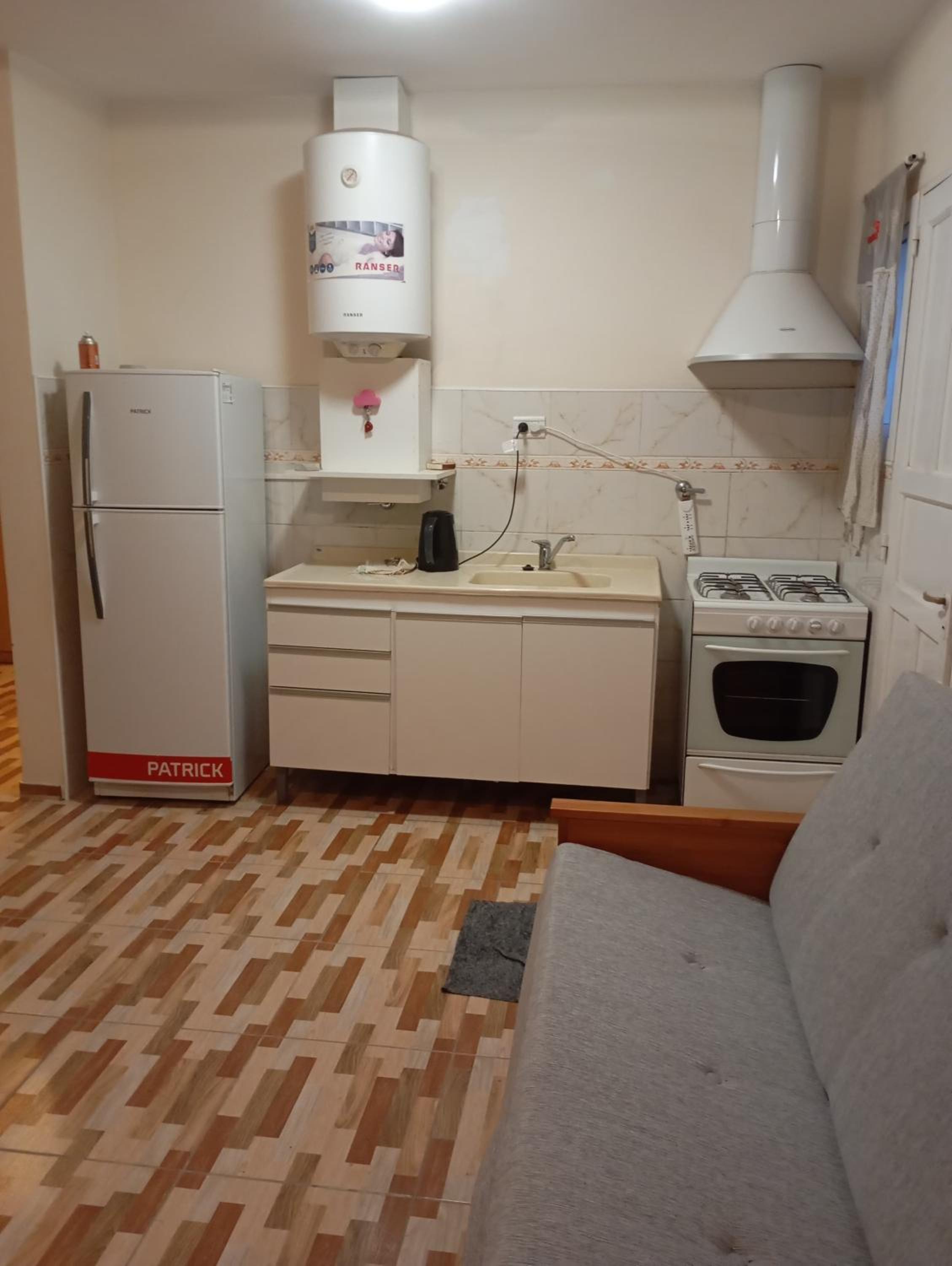 Se alquila casa en barrio privado