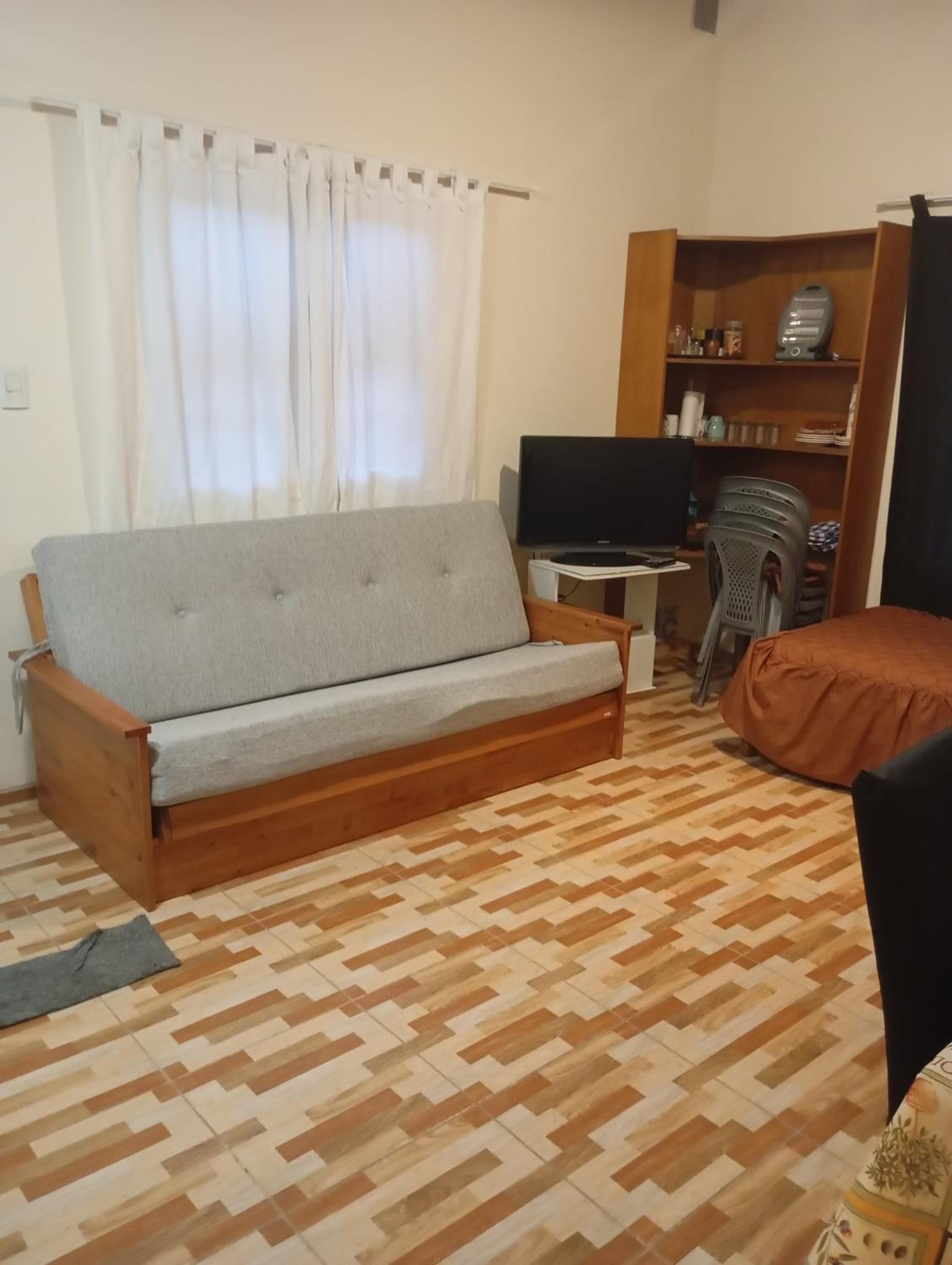 Se alquila casa en barrio privado