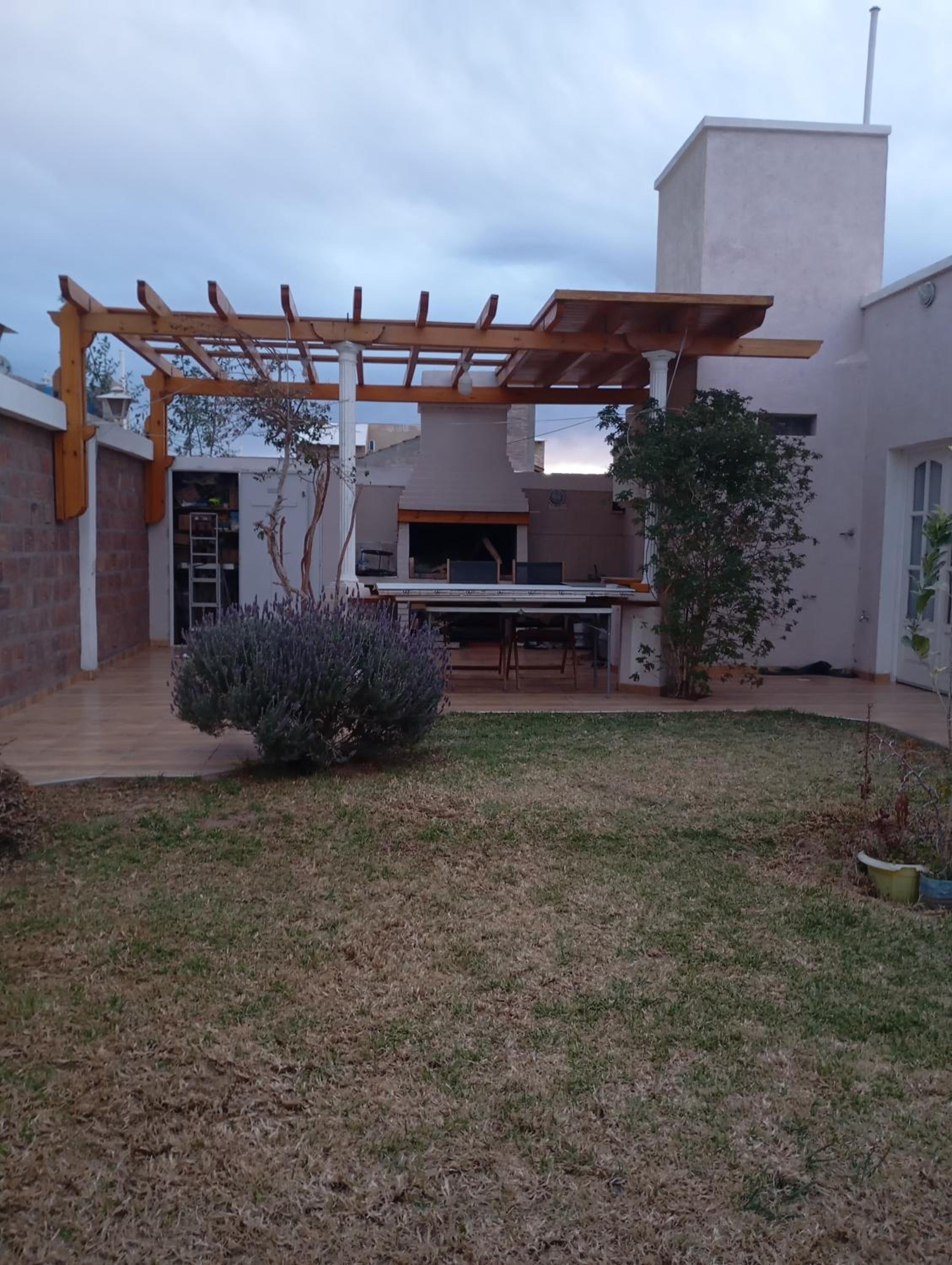 Se alquila casa en barrio privado