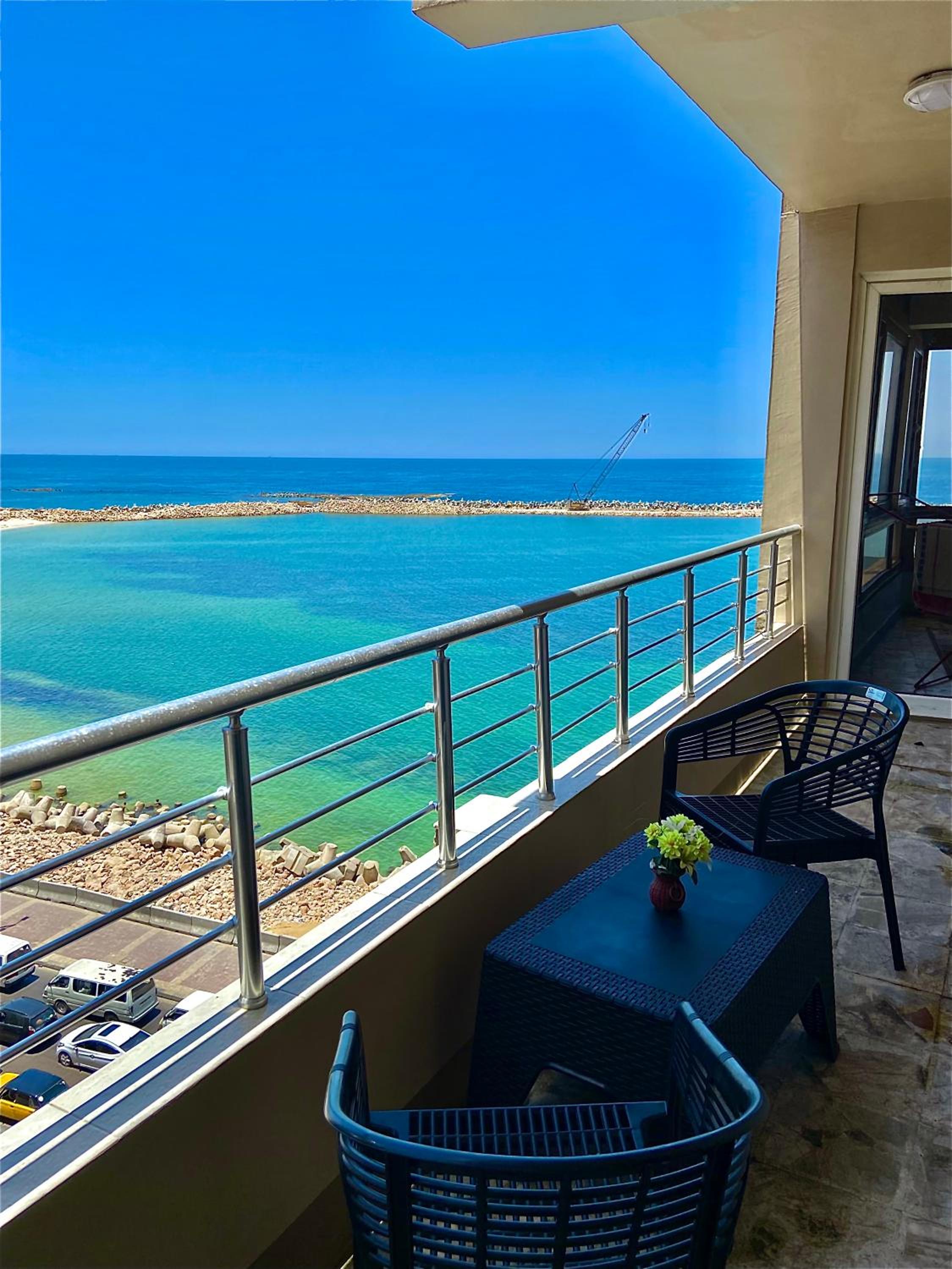 Hotel First Row Spacious Seaview Apartment - Image 1