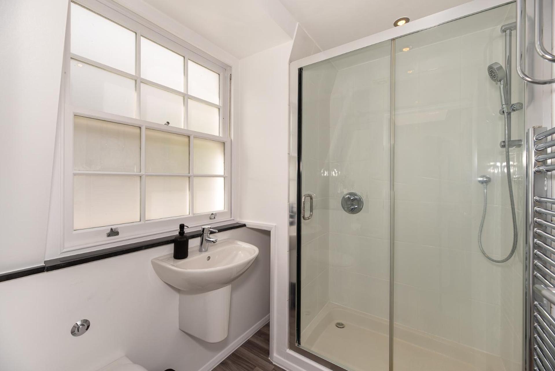Hyde Park London Chic 4 bedrooms House