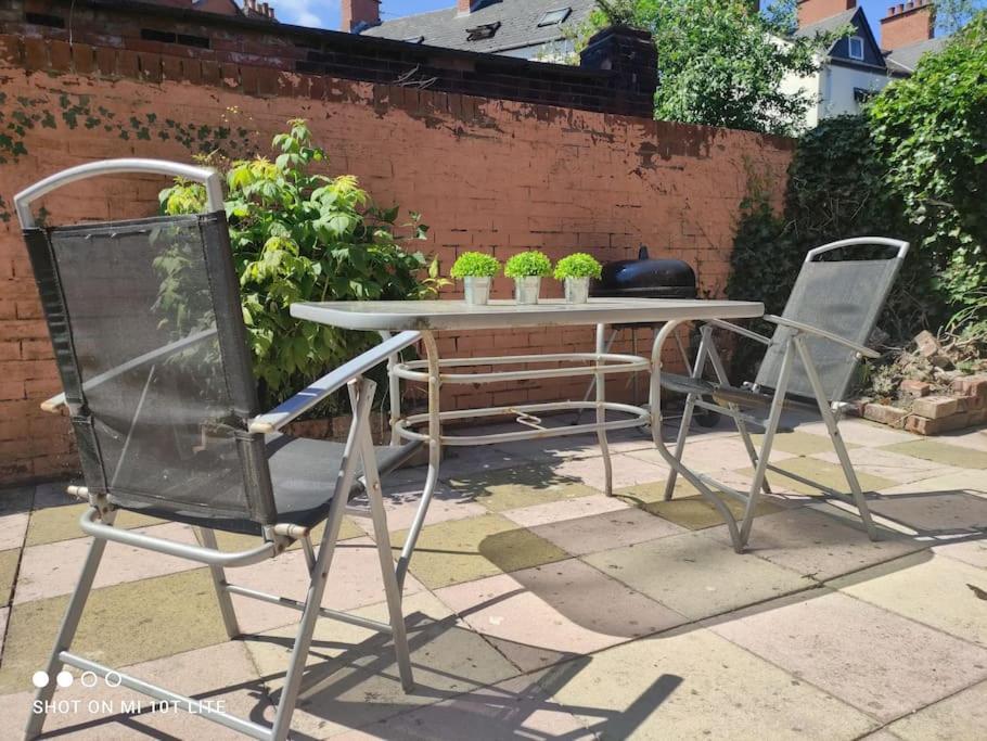 Location! 2 bed city centre with free parking view 5
