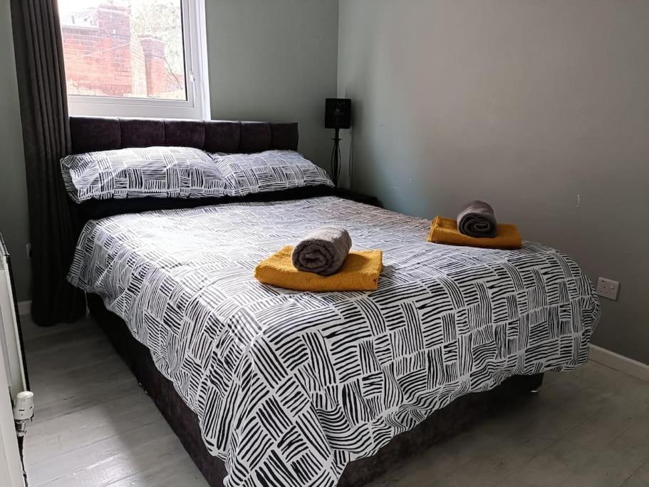 Location! 2 bed city centre with free parking view 4