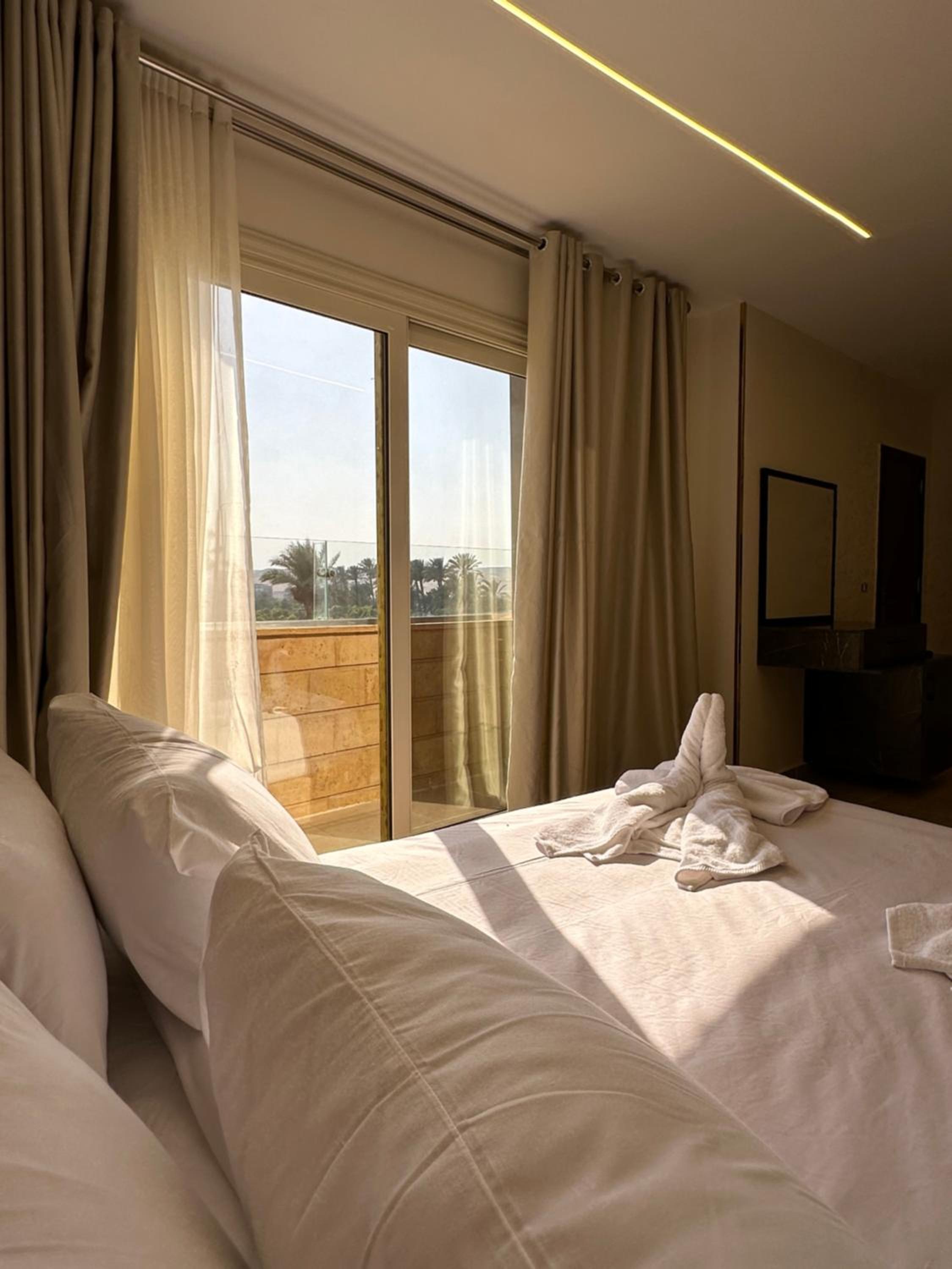 Taj Pyramids inn - Pyramids View Rooftop
