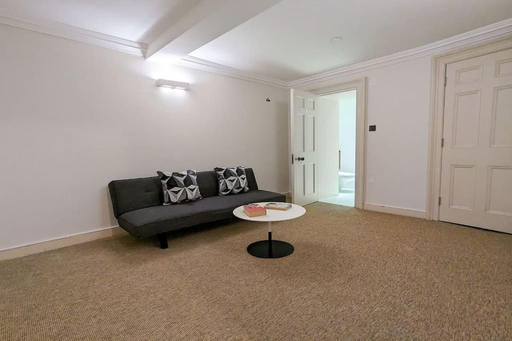 Extra Big London 4-Bed House In Liverpool Street!