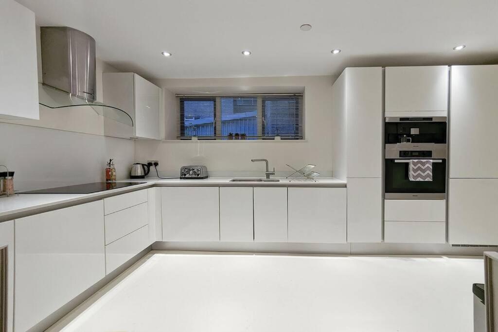Extra Big London 4-Bed House In Liverpool Street!