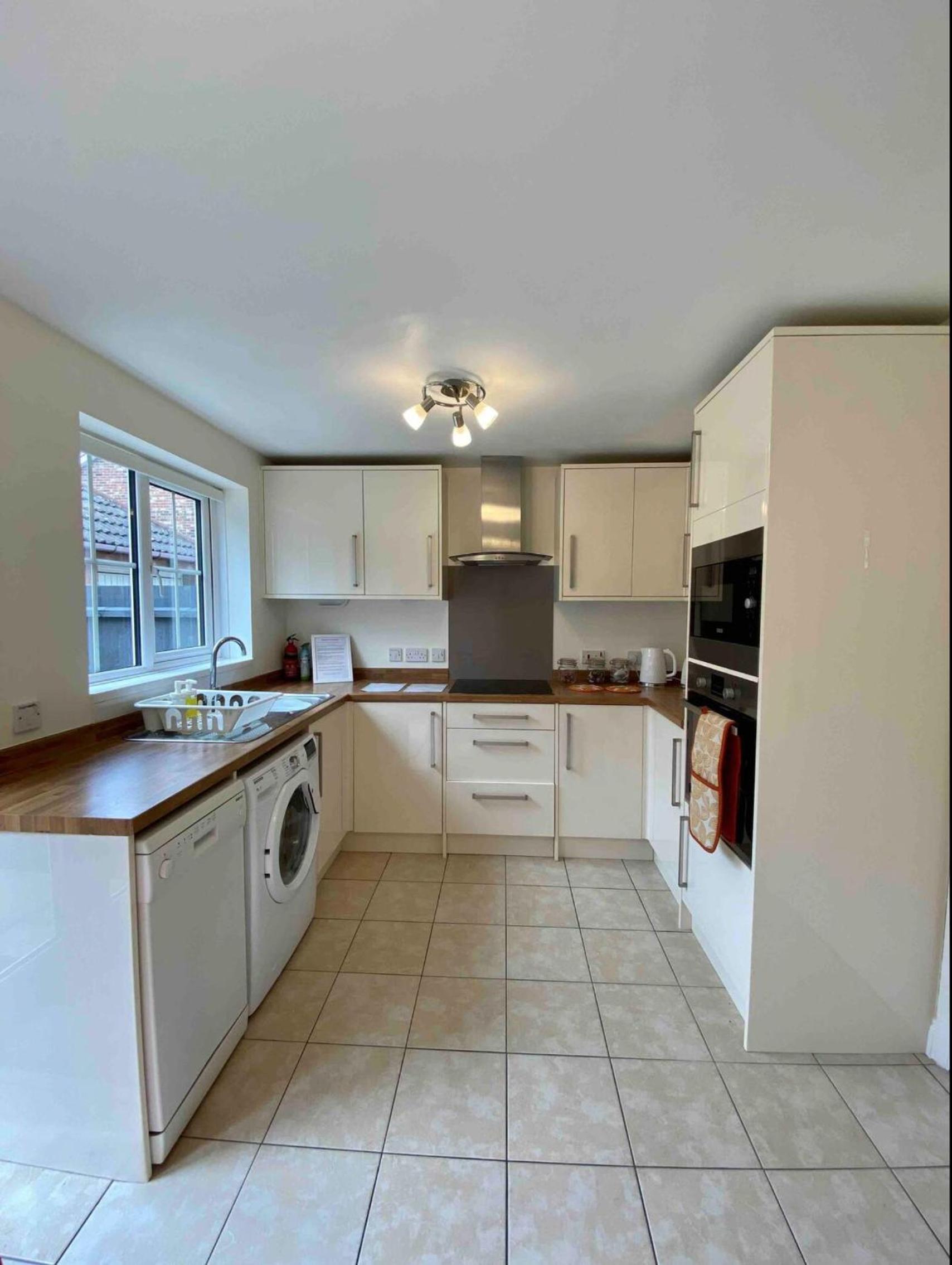 Kingmaker House, Free Driveway Parking and Garden! Fully Equipped, Sleeps 5 Guests, photo 5