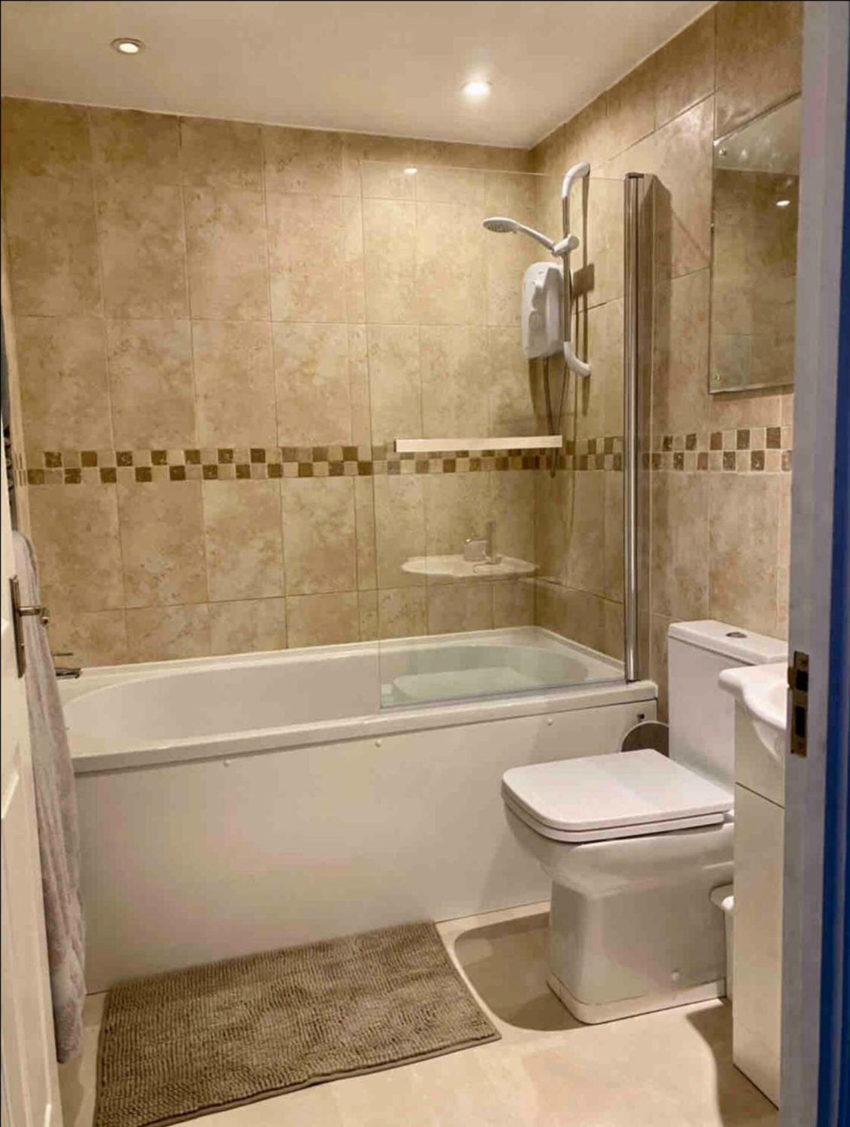 Kingmaker House, Free Driveway Parking and Garden! Fully Equipped, Sleeps 5 Guests, photo 27