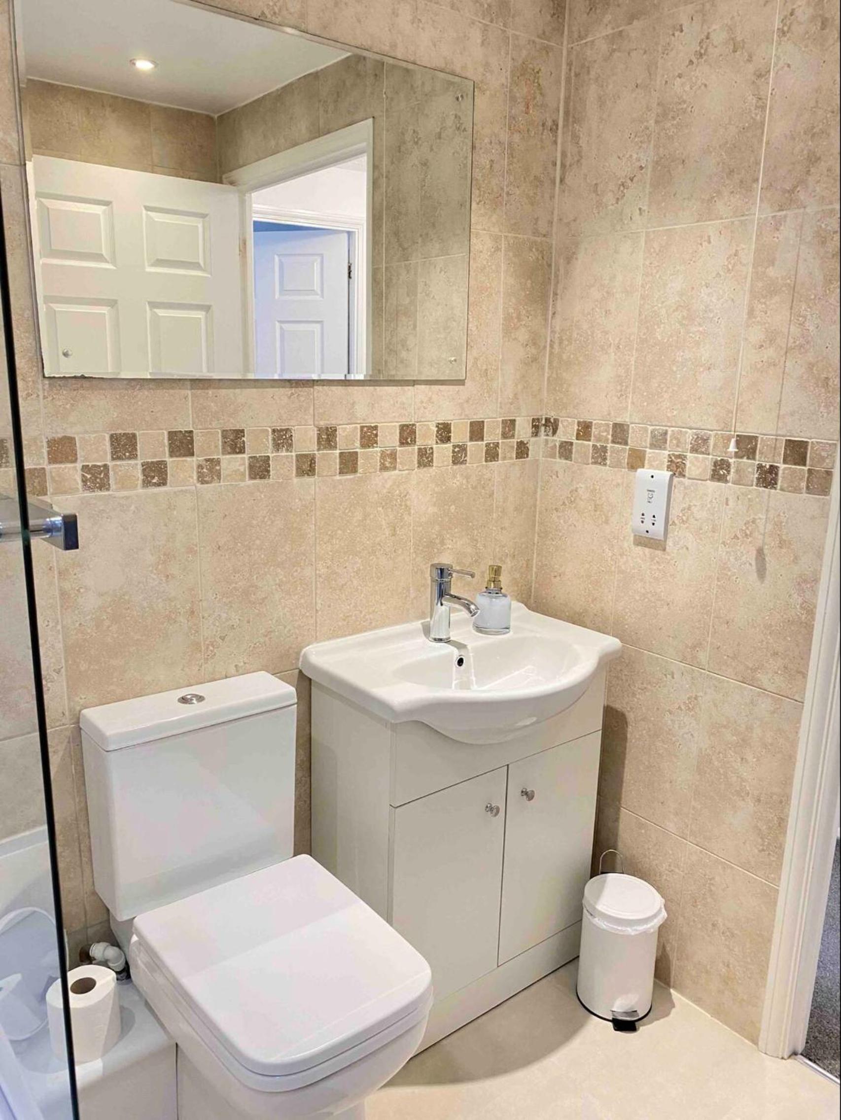 Kingmaker House, Free Driveway Parking and Garden! Fully Equipped, Sleeps 5 Guests, photo 9