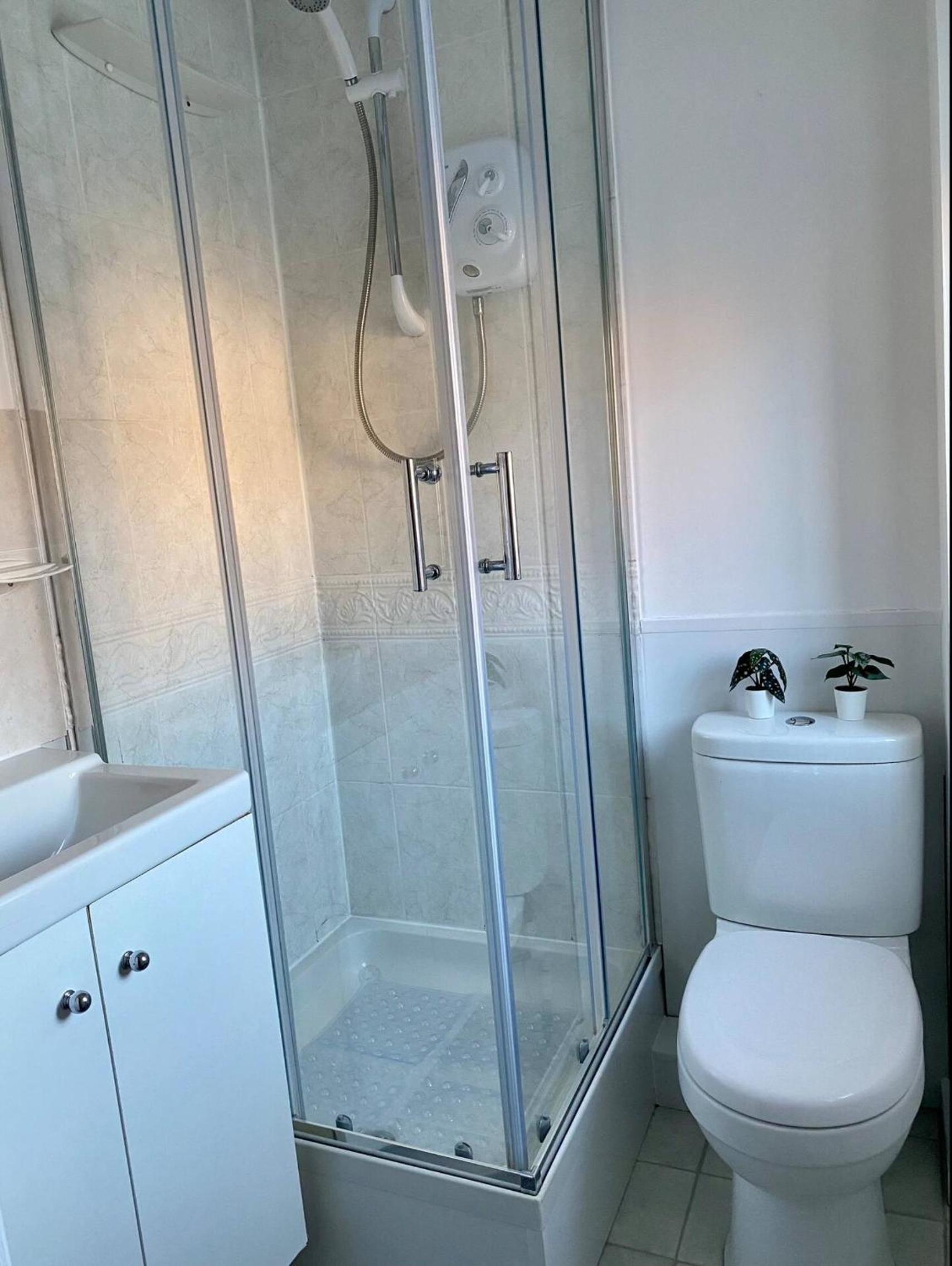Kingmaker House, Free Driveway Parking and Garden! Fully Equipped, Sleeps 5 Guests, photo 6