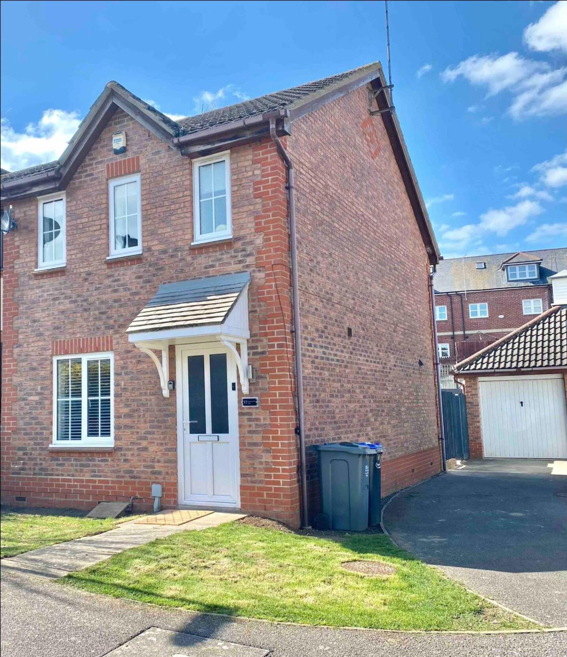 Kingmaker House, Free Driveway Parking and Garden! Fully Equipped, Sleeps 5 Guests