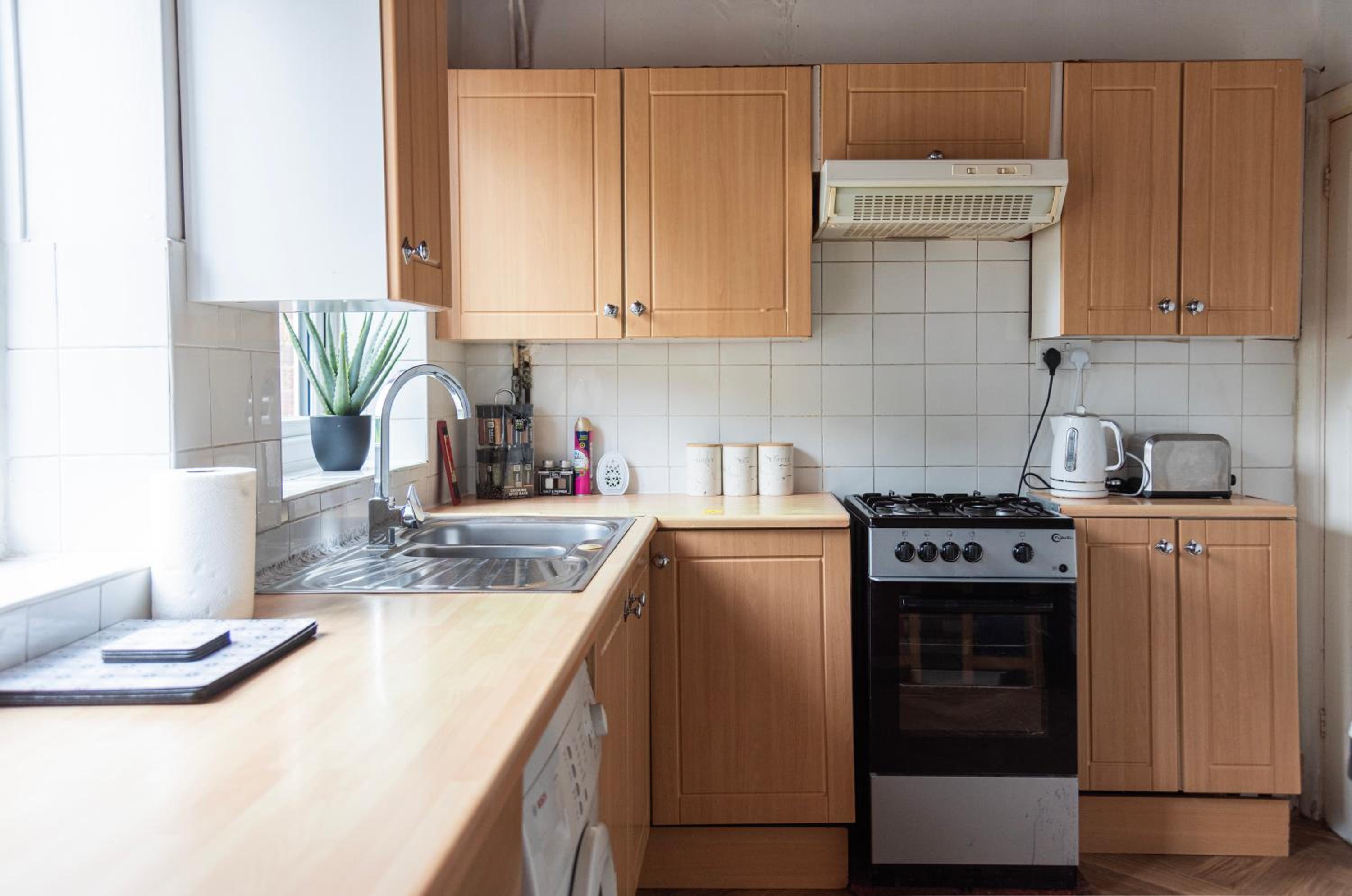 Cosy Inn near Luton Station, Mall and Luton Airport 10 Min view 5